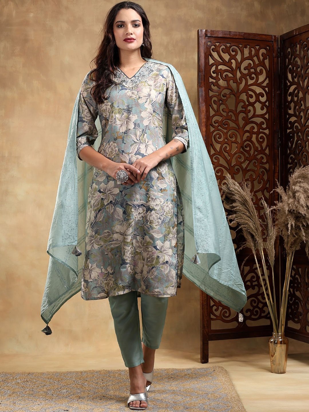 Bani Women Floral Ethnic Motifs Embroidered Regular Kurta with Trousers & Dupatta, Green
Bani Women Floral Ethnic Motifs Embroidered Regular Kurta with Trousers & Dupatta, Green