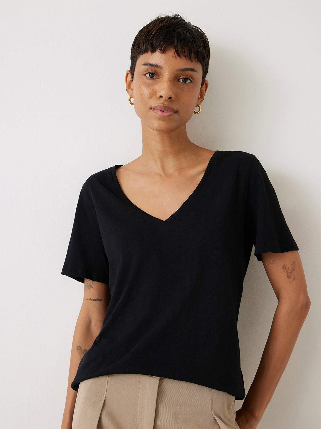 COLOR CAPITAL Pack of 3 Relaxed Fit V-Neck T-shirts, Black
COLOR CAPITAL Pack of 3 Relaxed Fit V-Neck T-shirts, Black