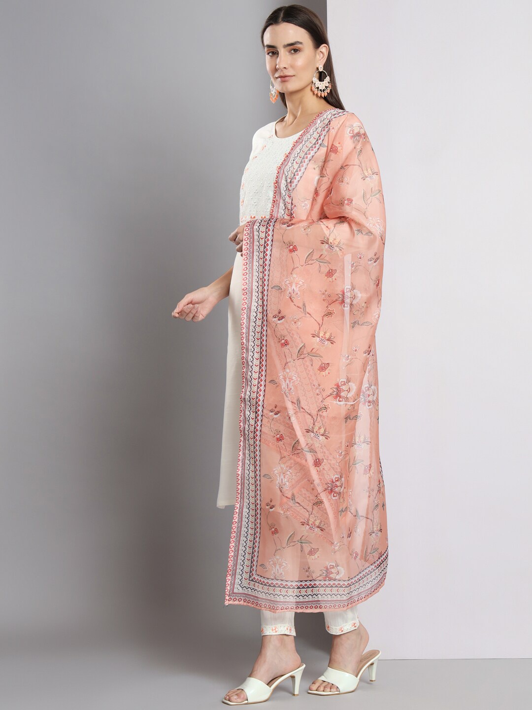 AMRUTVARSHA CREATION Ethnic Motifs Yoke Design Regular Thread Work Kurta Set, White
AMRUTVARSHA CREATION Ethnic Motifs Yoke Design Regular Thread Work Kurta Set, White