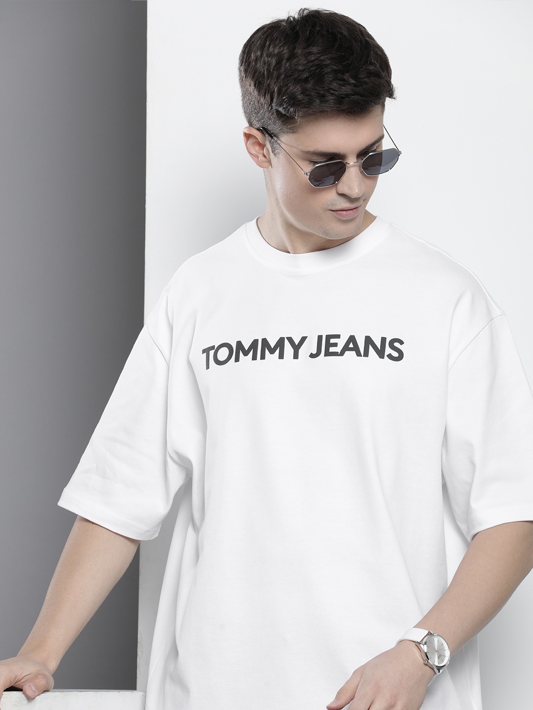 Tommy Hilfiger Brand Logo Printed Drop-Shoulder Sleeves Pure Cotton Oversized T-shirt, White
Tommy Hilfiger Brand Logo Printed Drop-Shoulder Sleeves Pure Cotton Oversized T-shirt, White