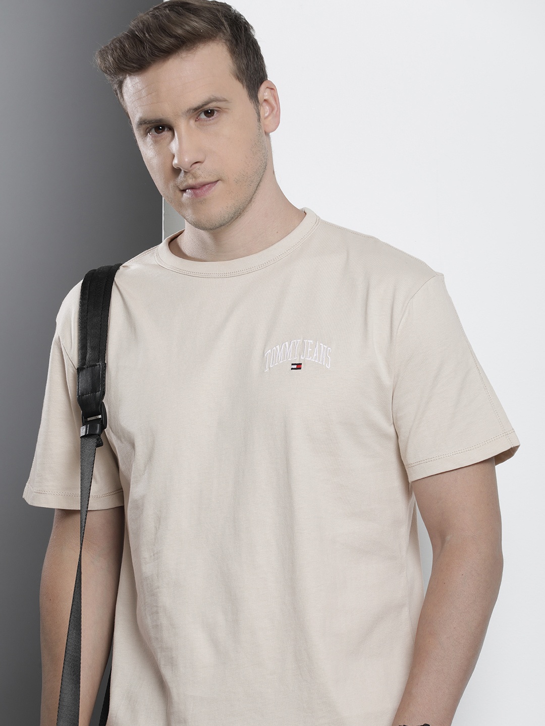 Tommy Hilfiger Brand Logo Embroidered Drop-Shoulder Sleeves Pure Cotton T-shirt, Beige
Tommy Hilfiger Brand Logo Embroidered Drop-Shoulder Sleeves Pure Cotton T-shirt, Beige