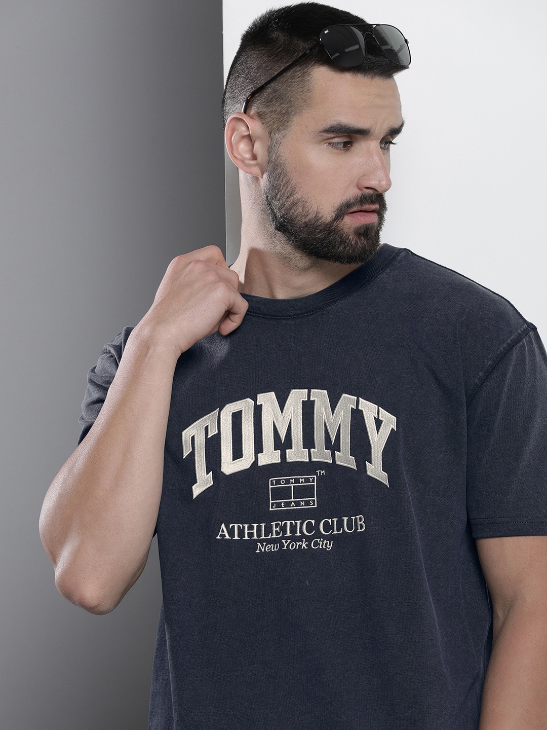 Tommy Hilfiger Pure Cotton Brand Logo Embroidered Drop-Shoulder Sleeves Casual T-shirt, Navy blue
Tommy Hilfiger Pure Cotton Brand Logo Embroidered Drop-Shoulder Sleeves Casual T-shirt, Navy blue