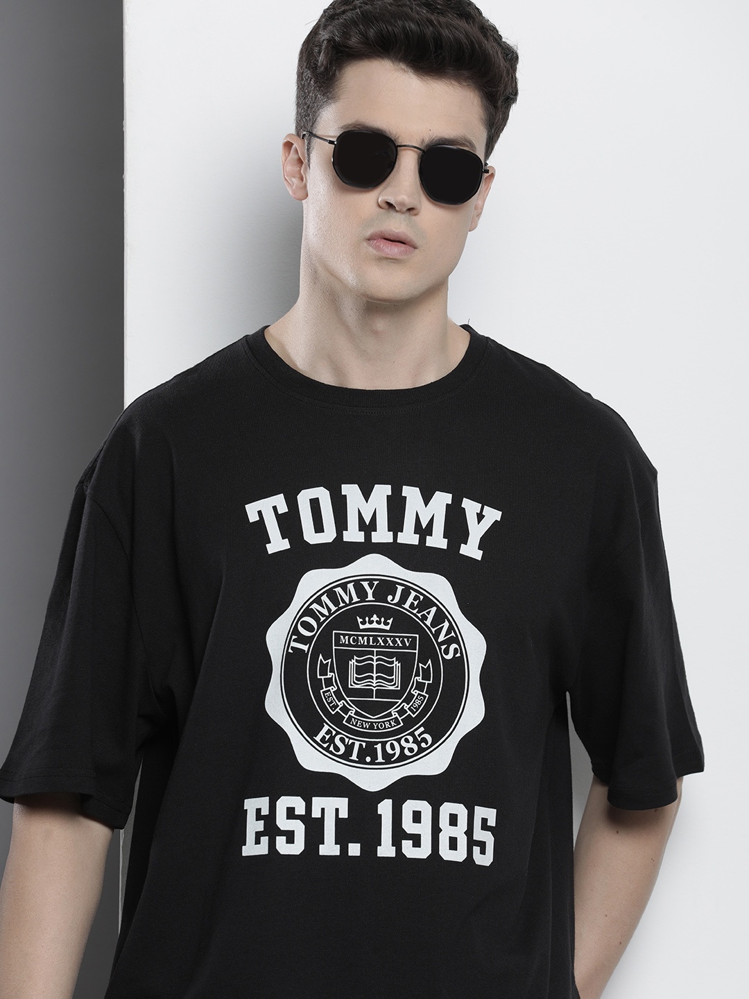 Tommy Hilfiger Brand Logo Printed Drop-Shoulder Sleeves Pure Cotton Oversized T-shirt, Black
Tommy Hilfiger Brand Logo Printed Drop-Shoulder Sleeves Pure Cotton Oversized T-shirt, Black