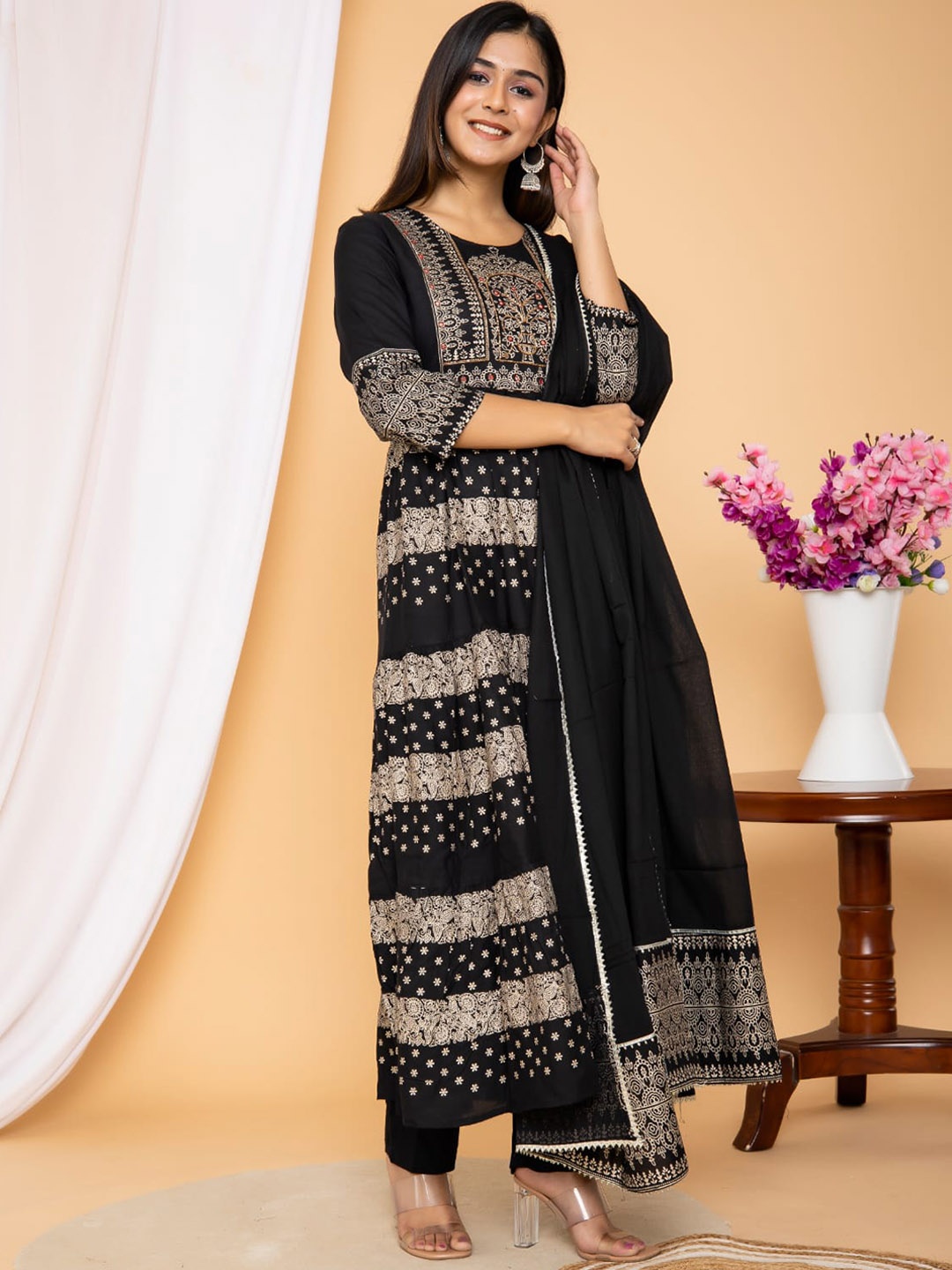 WEAVERS SAGA Ethnic Motifs Printed A-Line Pure Cotton Kurta With Trousers & Dupatta, Black
WEAVERS SAGA Ethnic Motifs Printed A-Line Pure Cotton Kurta With Trousers & Dupatta, Black