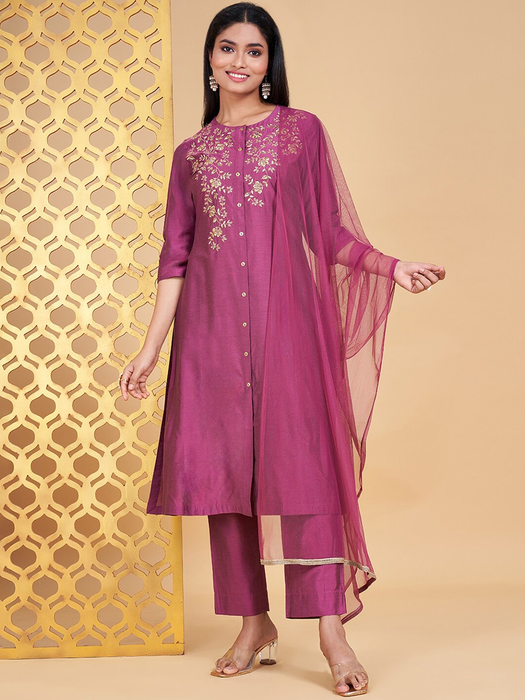 RANGMANCH BY PANTALOONS Floral Yoke Design Thread Work Kurta With Trousers & Dupatta, Burgundy
RANGMANCH BY PANTALOONS Floral Yoke Design Thread Work Kurta With Trousers & Dupatta, Burgundy