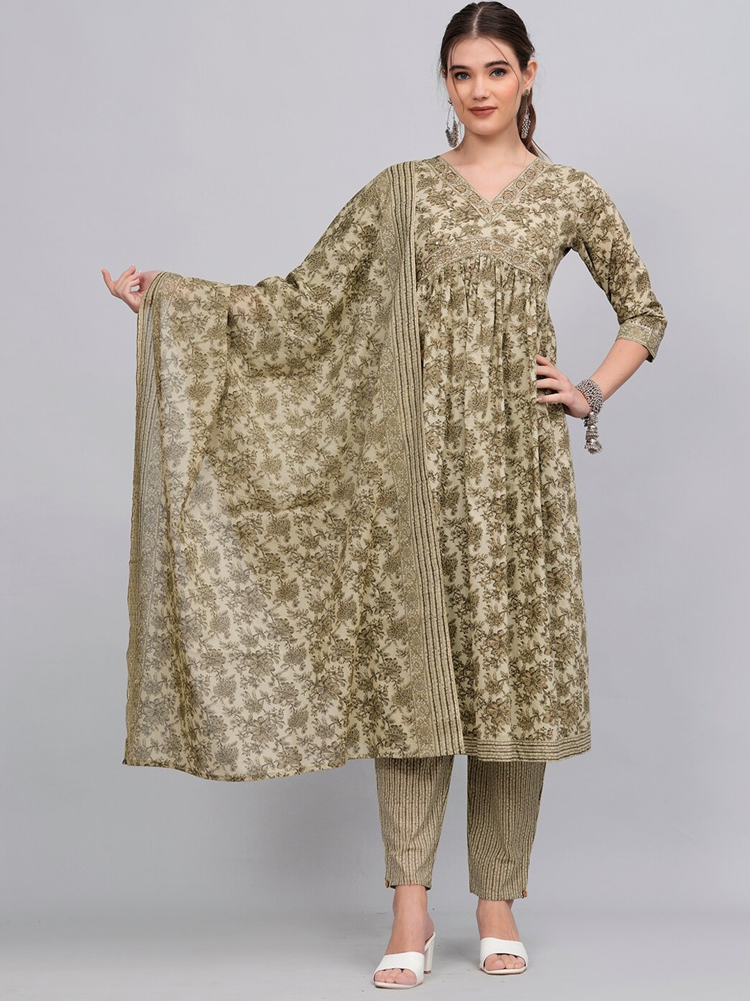 JC4U Floral Printed V-Neck Thread Work Pure Cotton Kurta with Trousers & Dupatta, Green
JC4U Floral Printed V-Neck Thread Work Pure Cotton Kurta with Trousers & Dupatta, Green