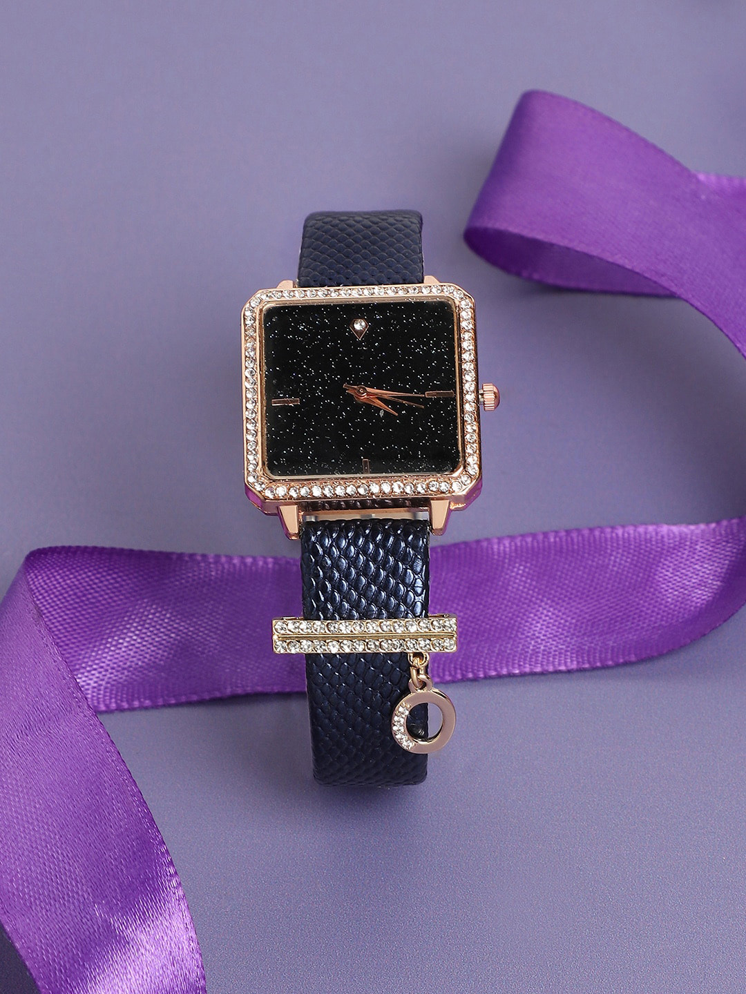 HAUTE SAUCE by Campus Sutra Square Analog Watch With O Watch Charm AW23_HSCW5134, Black
HAUTE SAUCE by Campus Sutra Square Analog Watch With O Watch Charm AW23_HSCW5134, Black