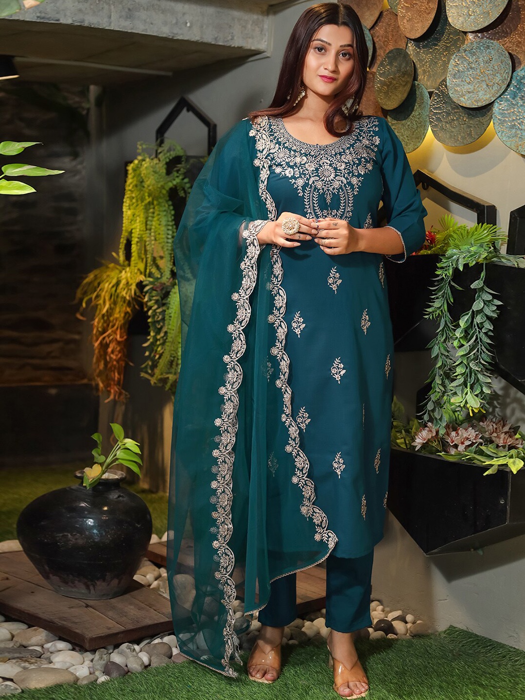 Tikhi Imli Ethnic Motifs Embroidered Indigo Straight Kurta & Trousers With Dupatta, Teal
Tikhi Imli Ethnic Motifs Embroidered Indigo Straight Kurta & Trousers With Dupatta, Teal