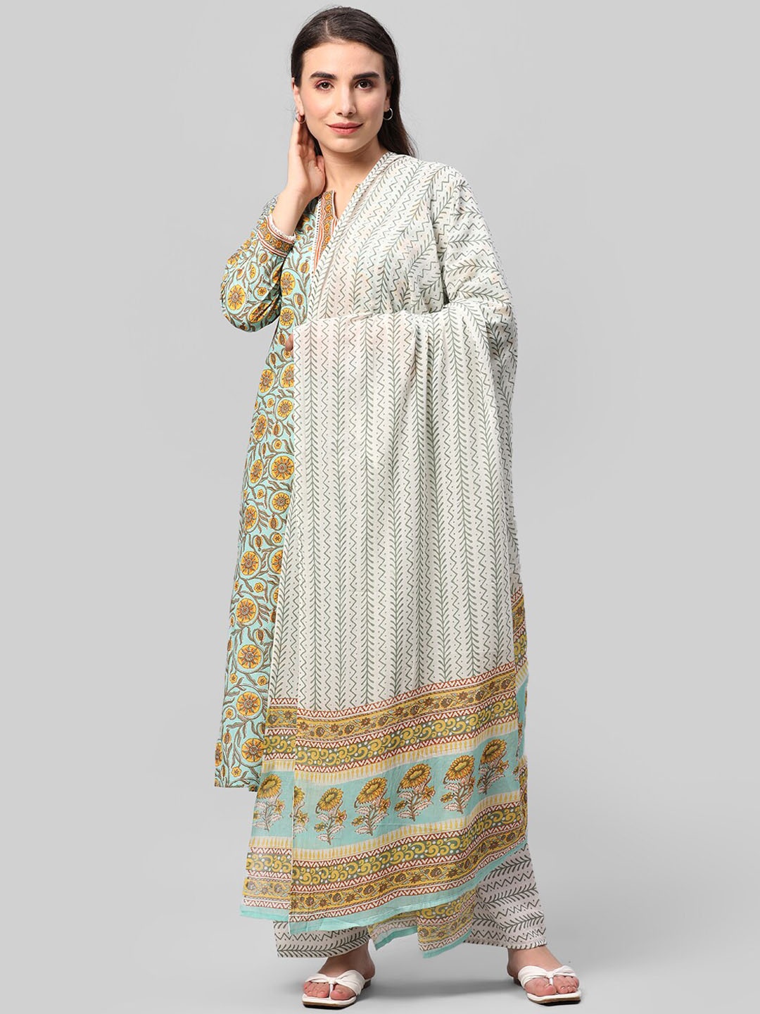 Aaysa Kurti Floral Printed Regular Gotta Patti Pure Cotton Kurta with Palazzos & Dupatta, Green
Aaysa Kurti Floral Printed Regular Gotta Patti Pure Cotton Kurta with Palazzos & Dupatta, Green
