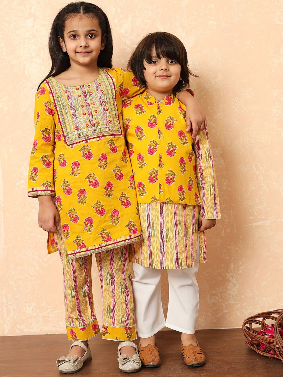 Readiprint Fashions Boys Yellow Floral Printed Regular Pure Cotton Kurta with Pyjamas
Readiprint Fashions Boys Yellow Floral Printed Regular Pure Cotton Kurta with Pyjamas