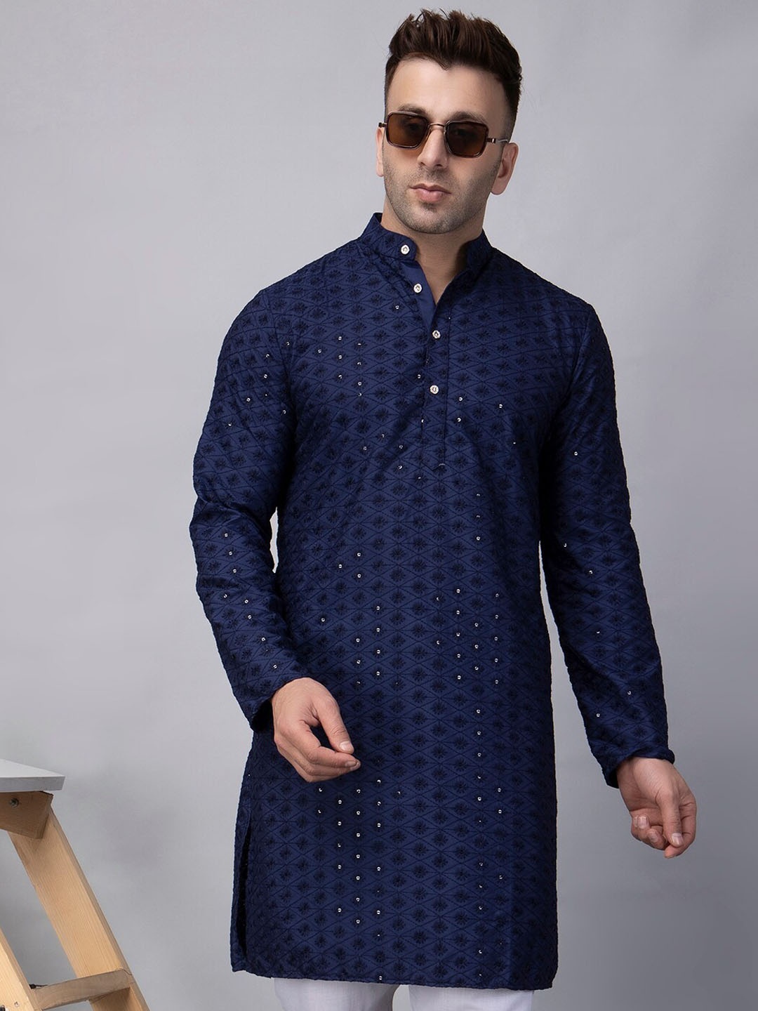 hangup plus Embroidered Mandarin Collar Full Sleeves Sequins Straight Kurta, Navy blue
hangup plus Embroidered Mandarin Collar Full Sleeves Sequins Straight Kurta, Navy blue