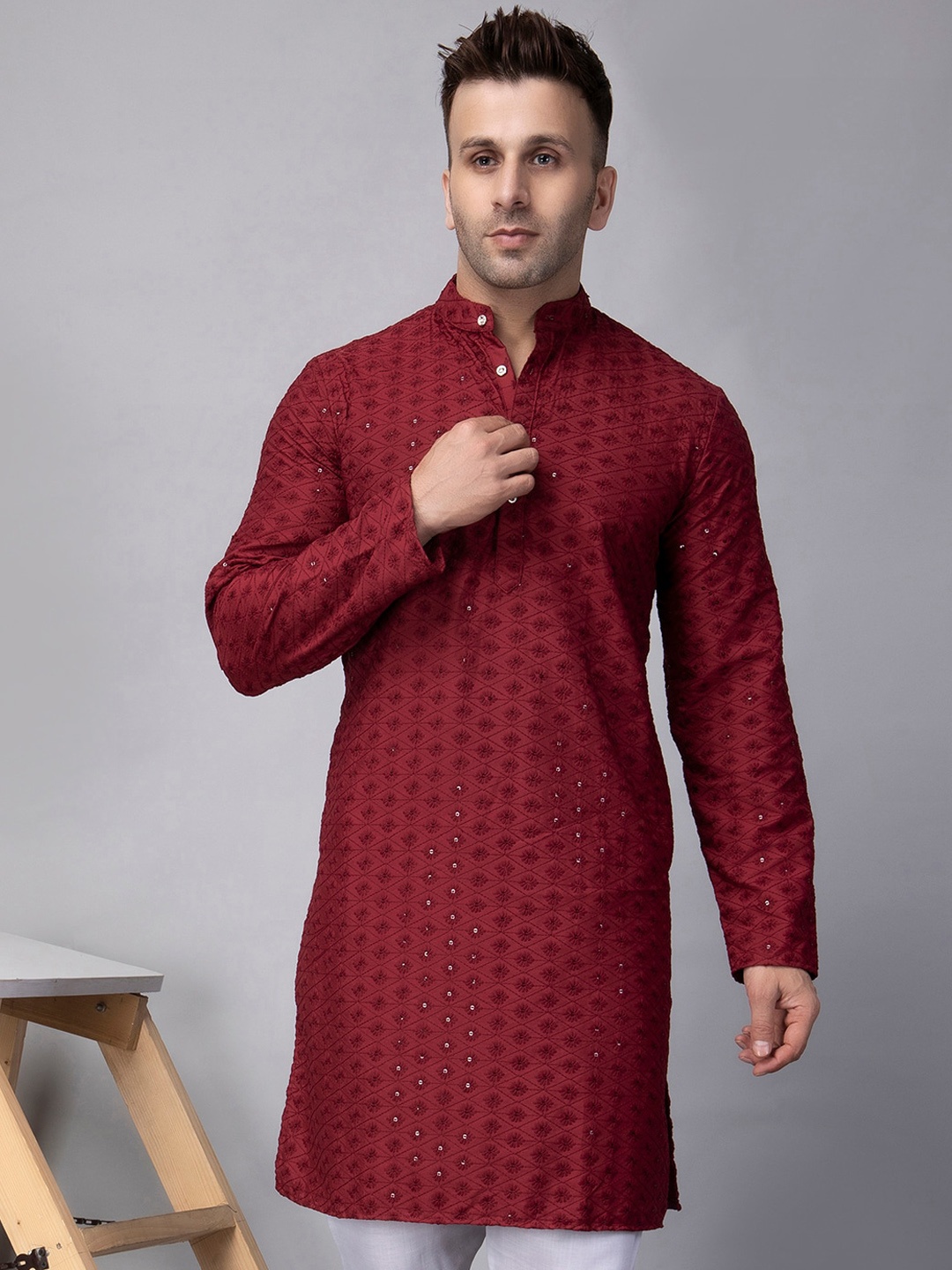 hangup plus Embroidered Mandarin Collar Full Sleeves Sequins Straight Kurta, Red
hangup plus Embroidered Mandarin Collar Full Sleeves Sequins Straight Kurta, Red