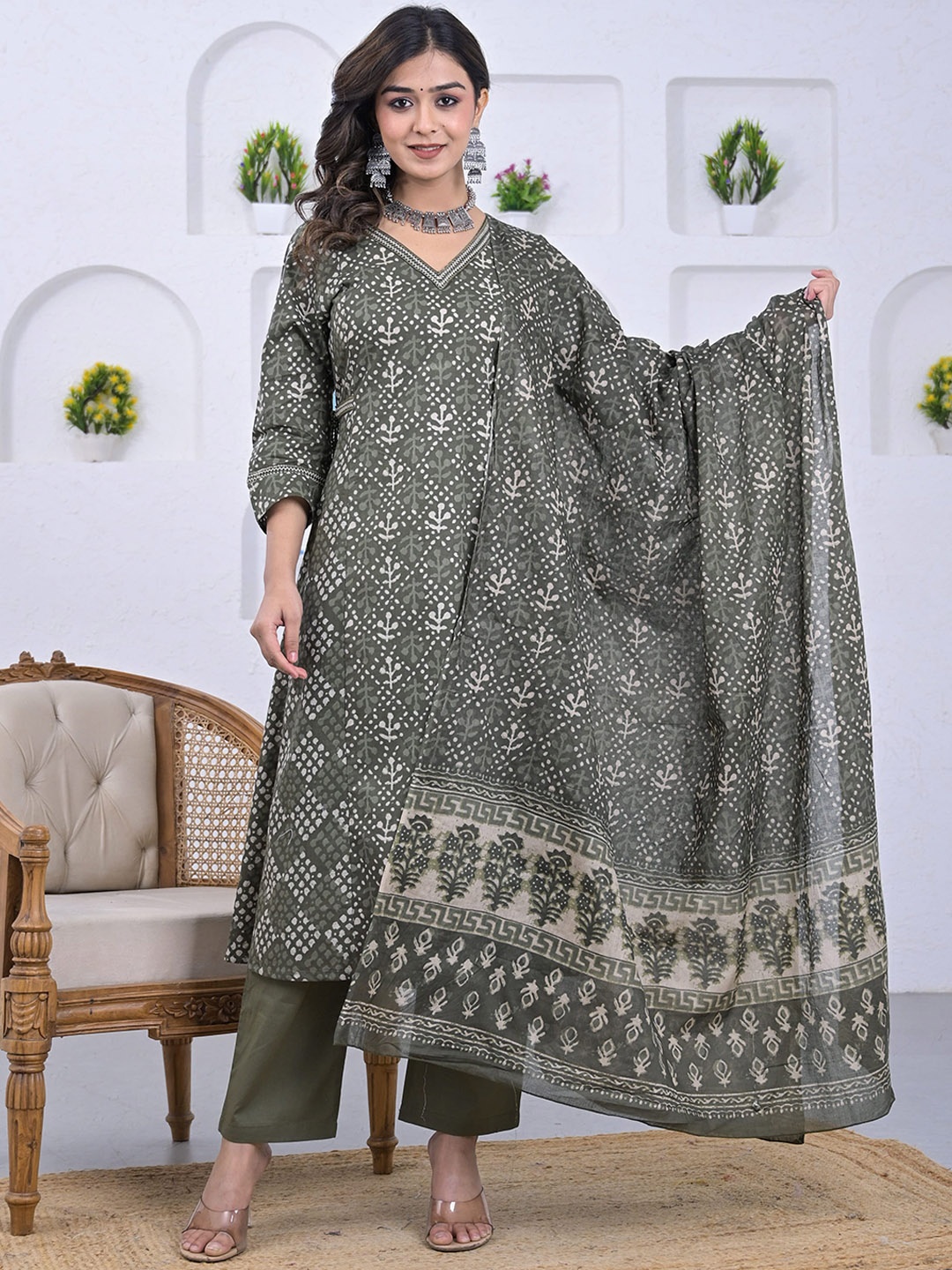 Advya Ethnic Motifs Printed Sequinned Pure Cotton V-Neck Kurta With Trousers And Dupatta, Green
Advya Ethnic Motifs Printed Sequinned Pure Cotton V-Neck Kurta With Trousers And Dupatta, Green