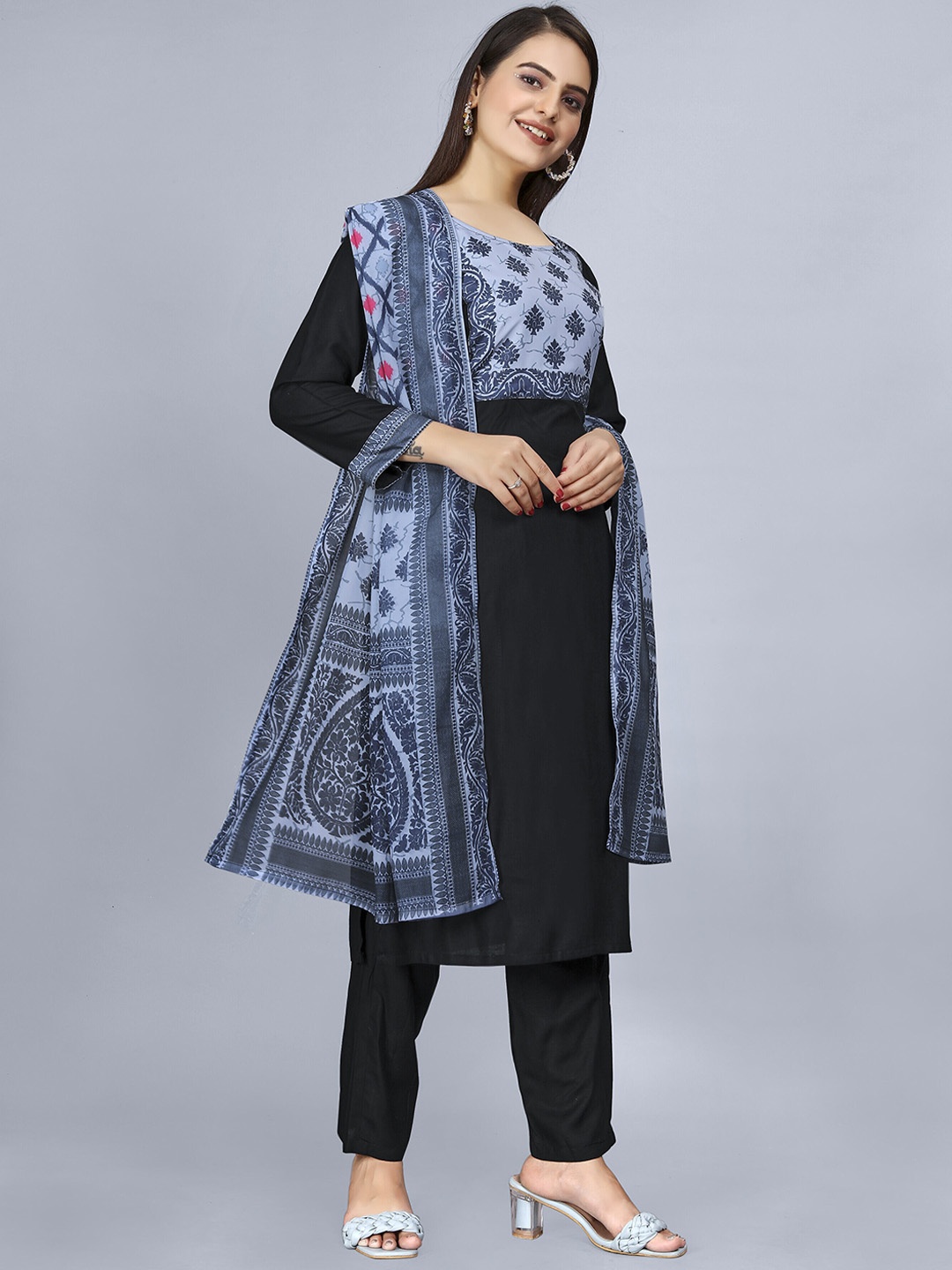 AMRUTVARSHA CREATION Floral Printed Round Neck Straight Kurta with Palazzos & Dupatta, Black
AMRUTVARSHA CREATION Floral Printed Round Neck Straight Kurta with Palazzos & Dupatta, Black