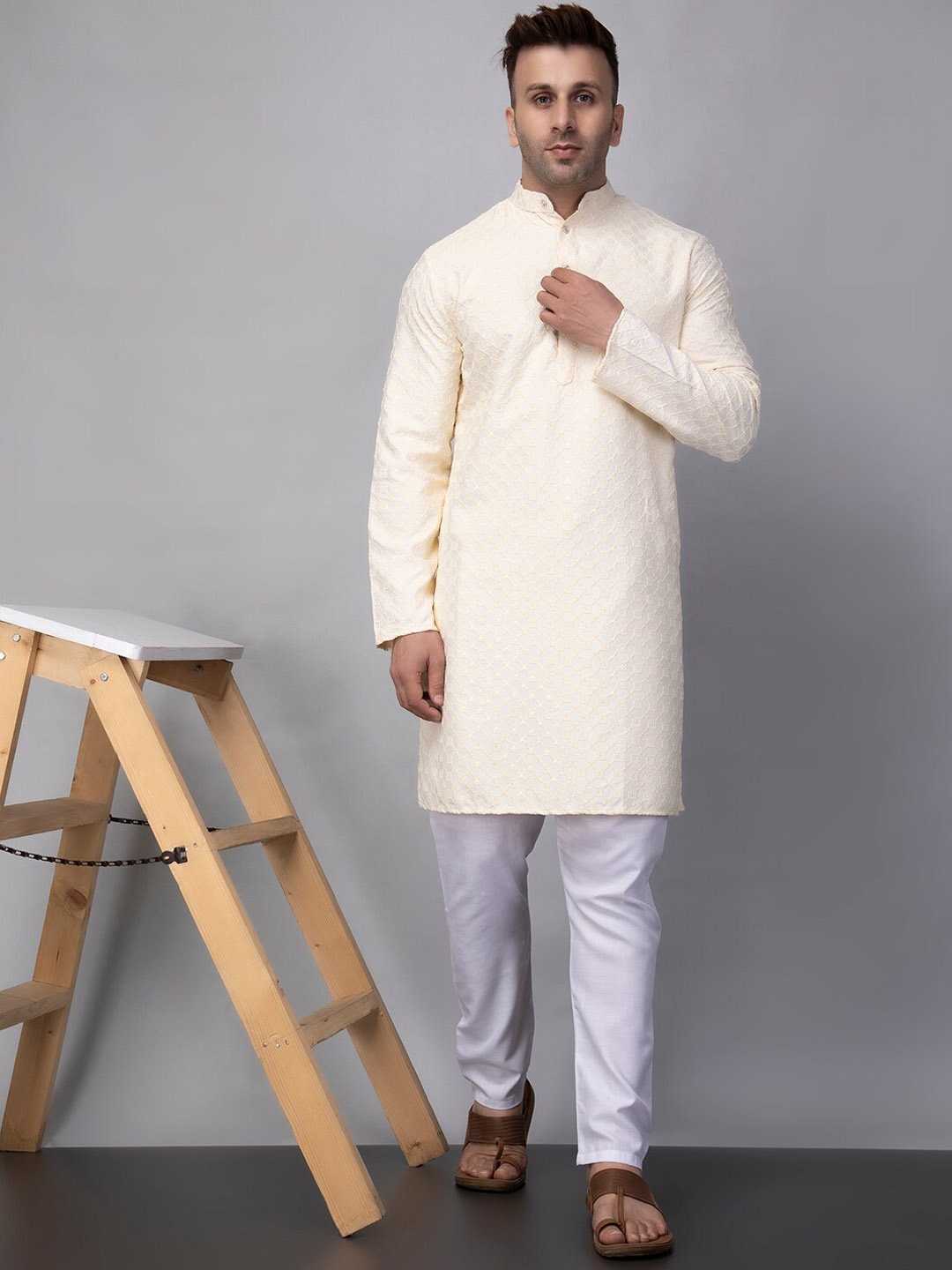 Hangup Embroidered Checked Regular Sequinned Mandarin Collar Straight Kurta, Off white
Hangup Embroidered Checked Regular Sequinned Mandarin Collar Straight Kurta, Off white
