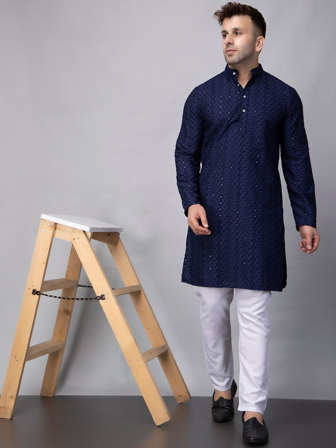 hangup plus Sequin Embroidered Mandarin Collar Straight Kurta with Pyjamas, Navy blue
hangup plus Sequin Embroidered Mandarin Collar Straight Kurta with Pyjamas, Navy blue