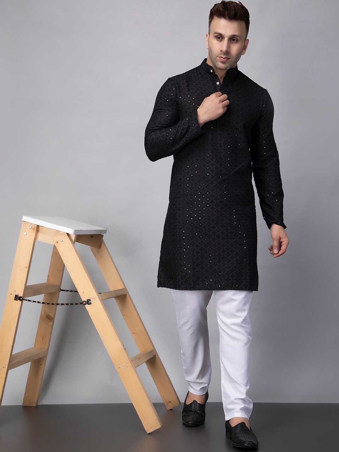 hangup plus Geometric Mandarin Collar Full Sleeves Sequinned Straight Kurta with Pyjamas, Black
hangup plus Geometric Mandarin Collar Full Sleeves Sequinned Straight Kurta with Pyjamas, Black