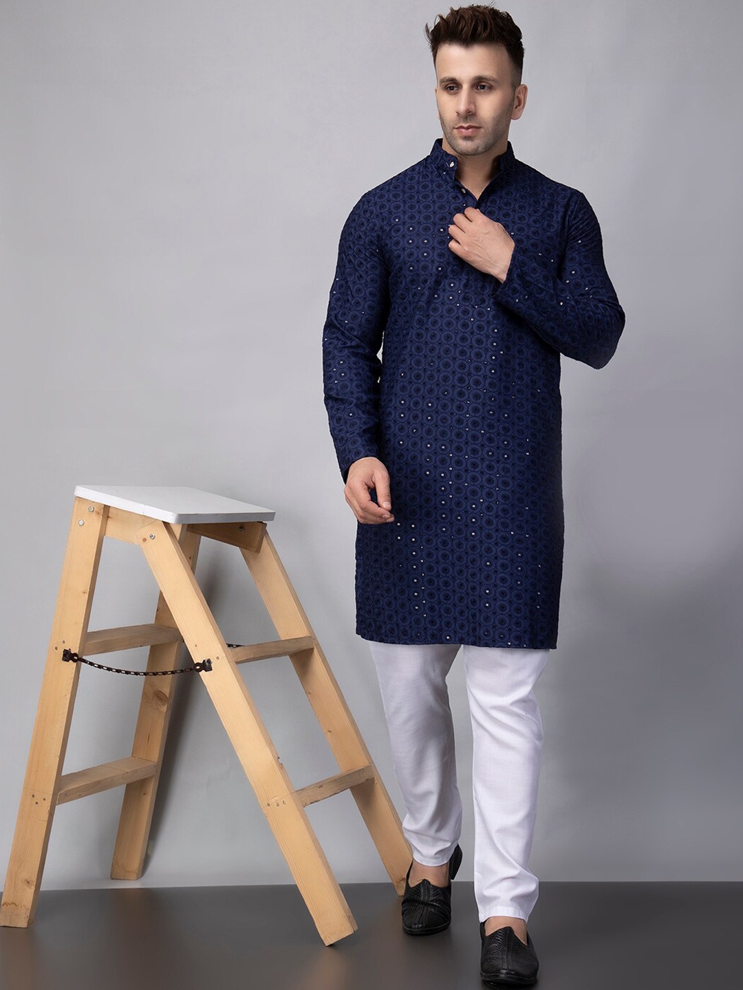 hangup plus Floral Sequinned Embroidered Mandarin Collar Kurta With Pyjama, Navy blue
hangup plus Floral Sequinned Embroidered Mandarin Collar Kurta With Pyjama, Navy blue