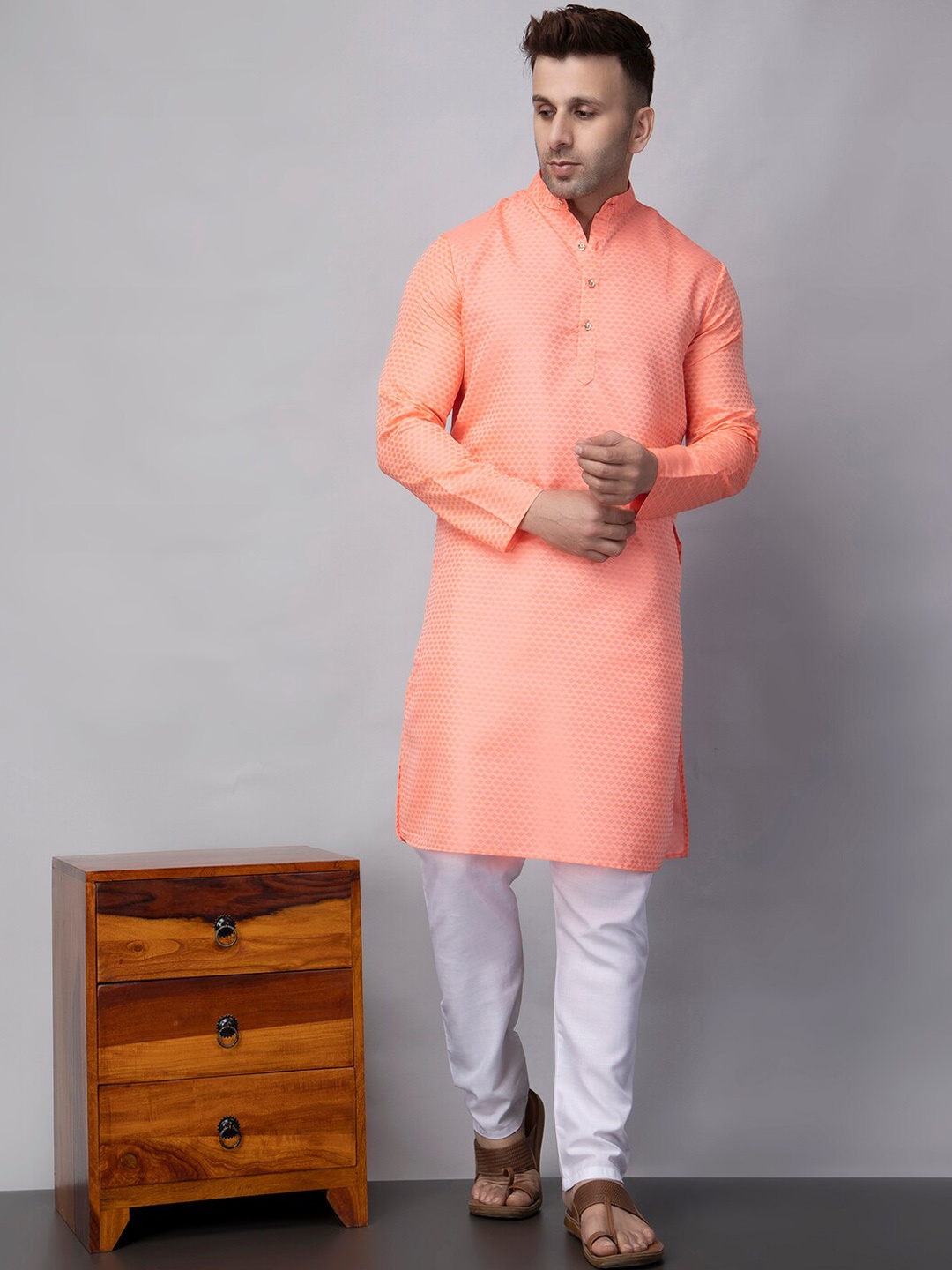 hangup plus Embroidered Geometric Regular Mandarin Collar Straight Kurta with Pyjamas, Red
hangup plus Embroidered Geometric Regular Mandarin Collar Straight Kurta with Pyjamas, Red