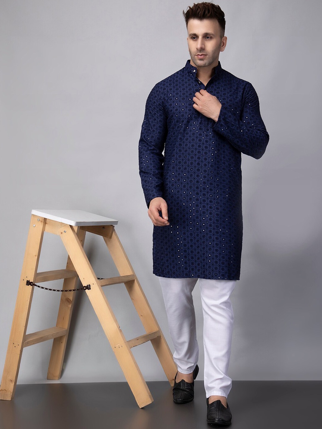 hangup trend Ethnic Motifs Embroidered Mandarin Collar Straight Kurta with Pyjamas, Navy blue
hangup trend Ethnic Motifs Embroidered Mandarin Collar Straight Kurta with Pyjamas, Navy blue