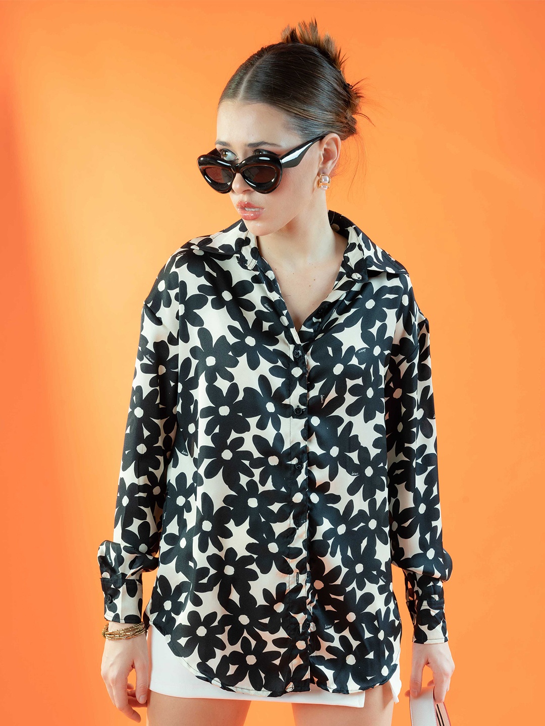 Stylecast X Hersheinbox Black Oversized Floral Printed Spread Collar Monochrome Shirt
Stylecast X Hersheinbox Black Oversized Floral Printed Spread Collar Monochrome Shirt