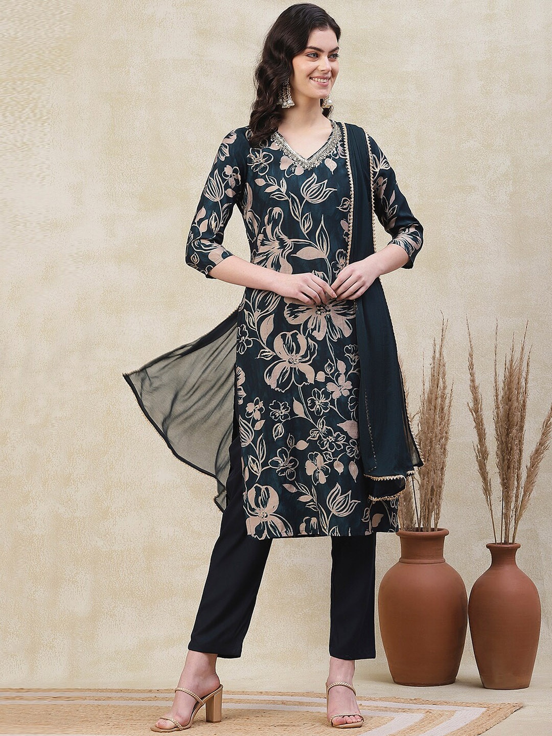 FASHOR Floral Printed Beads & Stones V-Neck Straight Kurta with Trousers & Dupatta, Green
FASHOR Floral Printed Beads & Stones V-Neck Straight Kurta with Trousers & Dupatta, Green