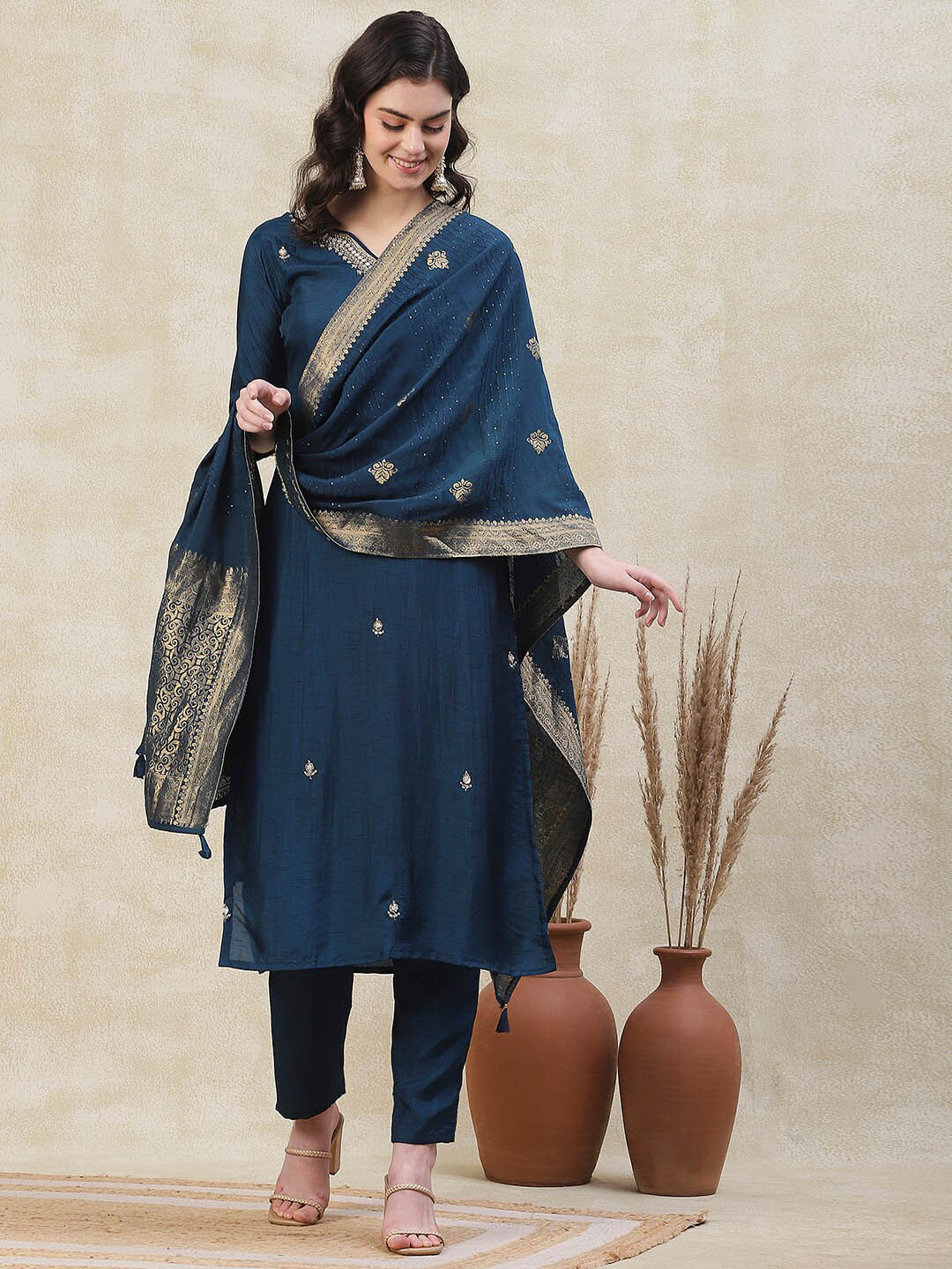 FASHOR Ethnic Motifs Embroidered Regular Zardozi Straight Kurta & Trousers & With Dupatta, Teal
FASHOR Ethnic Motifs Embroidered Regular Zardozi Straight Kurta & Trousers & With Dupatta, Teal