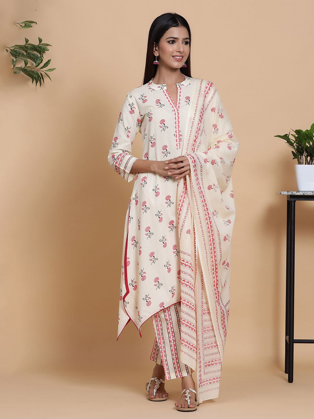 mirari Floral Printed Pure Cotton Mandarin Collar Straight Kurta & Trousers withDupatta, Pink
mirari Floral Printed Pure Cotton Mandarin Collar Straight Kurta & Trousers withDupatta, Pink