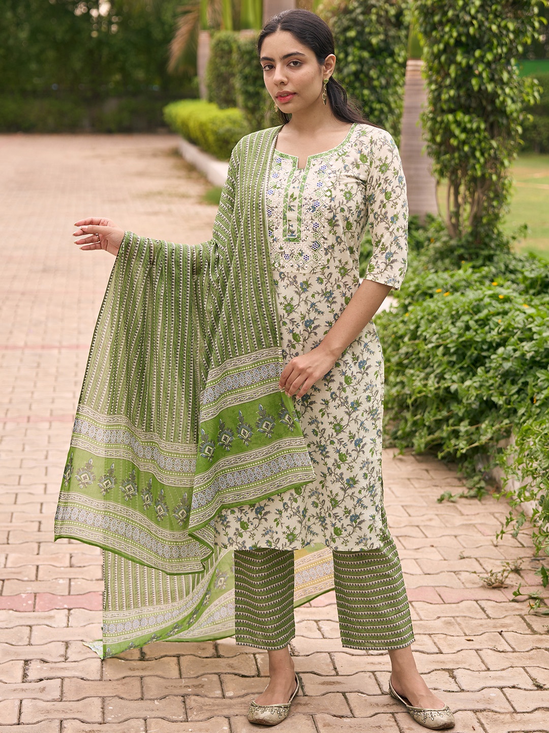 Libas Women Floral Printed Thread Work Pure Cotton Kurta with Palazzos & With Dupatta, Green
Libas Women Floral Printed Thread Work Pure Cotton Kurta with Palazzos & With Dupatta, Green