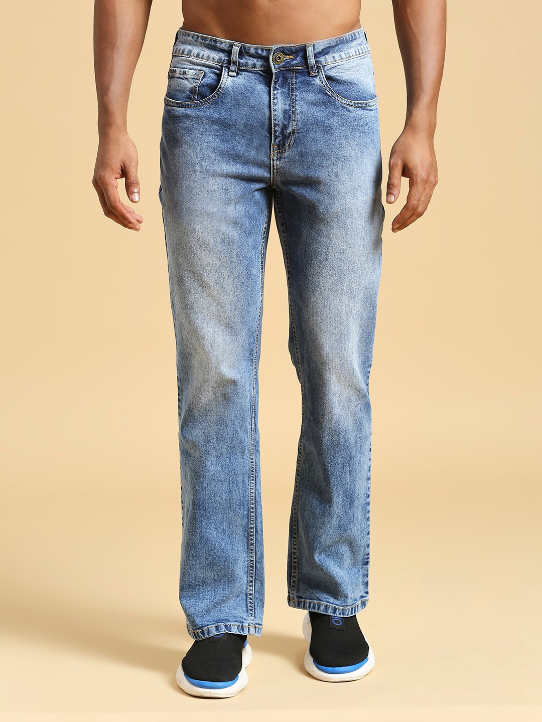 The Roadster Lifestyle Co. Men Blue Comfort Bootcut Mid-Rise Heavy Fade Stretchable Jeans
The Roadster Lifestyle Co. Men Blue Comfort Bootcut Mid-Rise Heavy Fade Stretchable Jeans
