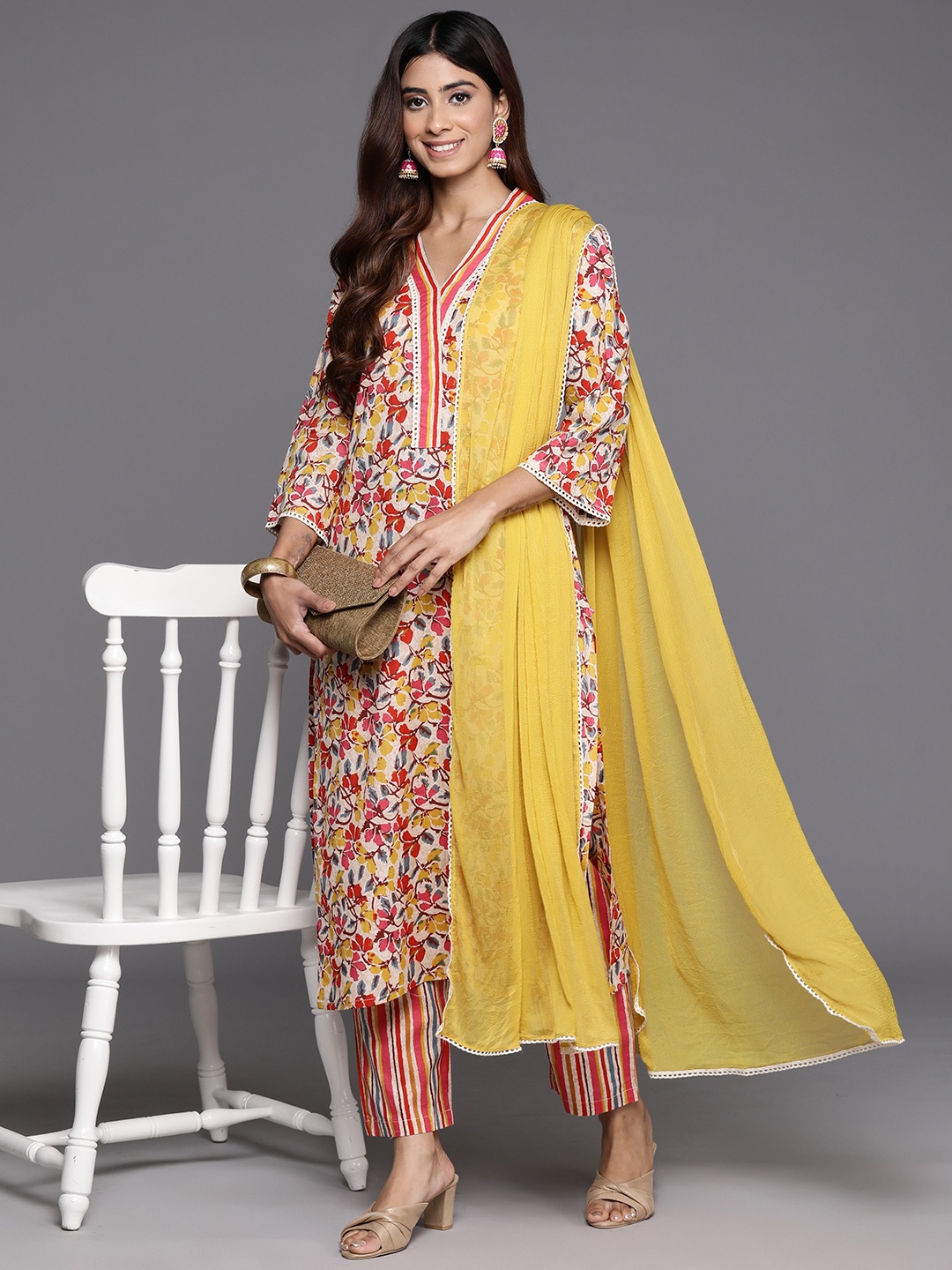 Varanga Women Floral Printed Regular Pure Cotton Kurta with Trousers & With Dupatta, Multi
Varanga Women Floral Printed Regular Pure Cotton Kurta with Trousers & With Dupatta, Multi