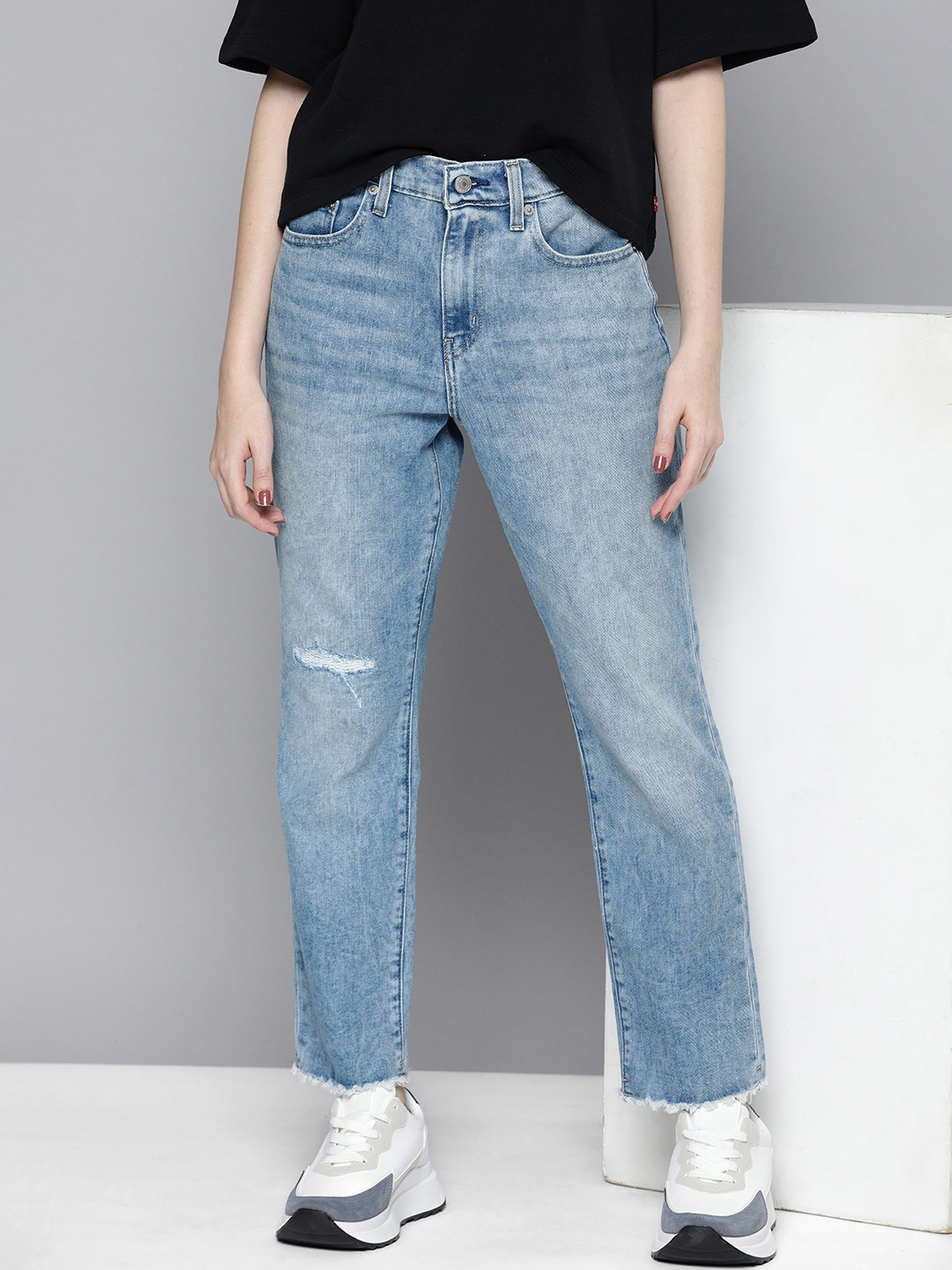 Levis Women 724 Straight Fit High-Rise Low Distress Light Fade Stretchable Jeans, Blue
Levis Women 724 Straight Fit High-Rise Low Distress Light Fade Stretchable Jeans, Blue