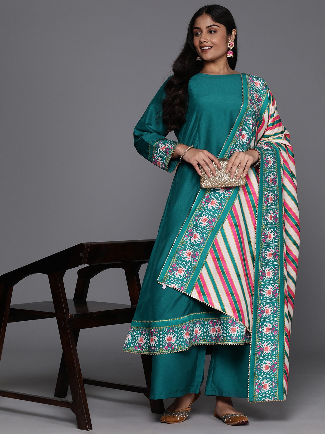 A PLUS BY AHALYAA Plus Size Ethnic Motifs Printed Panelled Kurta with Palazzos & Dupatta, Green
A PLUS BY AHALYAA Plus Size Ethnic Motifs Printed Panelled Kurta with Palazzos & Dupatta, Green
