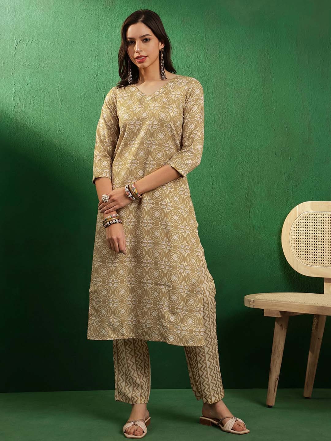 Sangria Floral Printed Straight Round Neck Three-Quarter Sleeves Kurta & Trousers Set, Mustard
Sangria Floral Printed Straight Round Neck Three-Quarter Sleeves Kurta & Trousers Set, Mustard