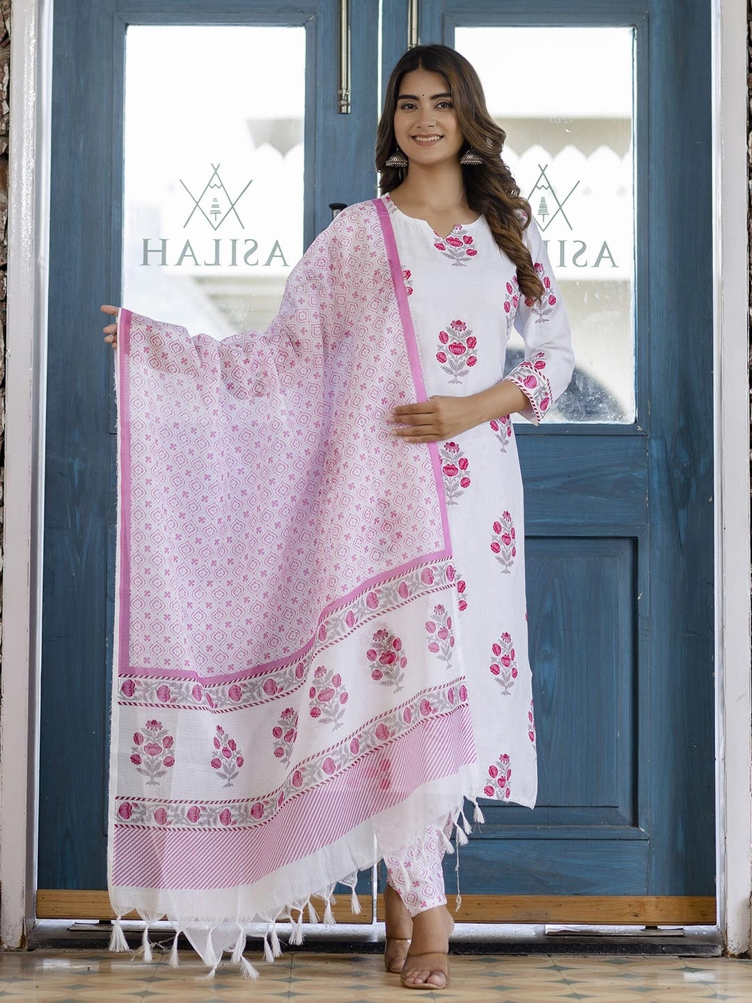 KALINI Ethnic Motifs Printed Round Neck Straight Kurta with Trousers & Dupatta, White
KALINI Ethnic Motifs Printed Round Neck Straight Kurta with Trousers & Dupatta, White