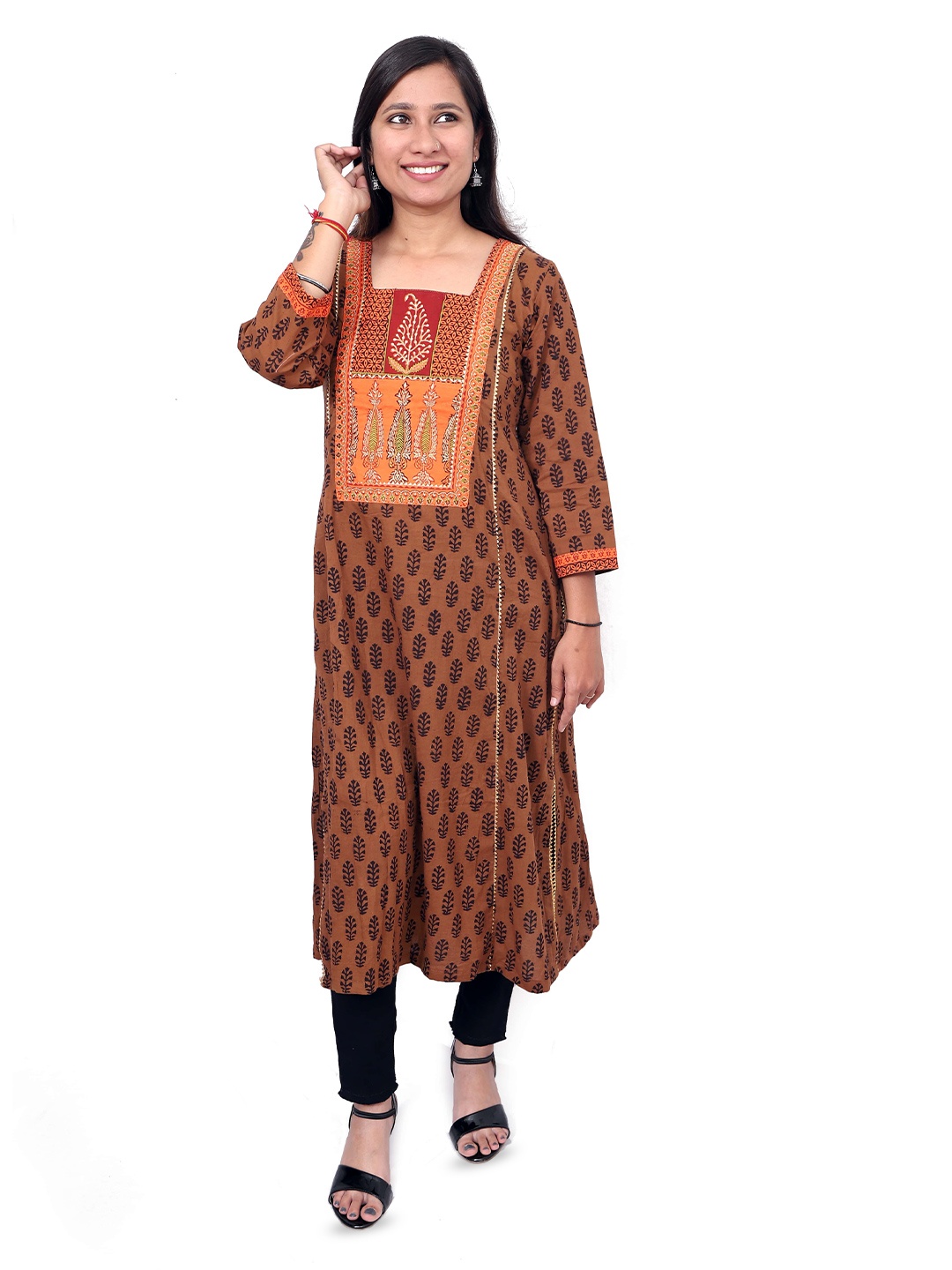 WEAVERS SAGA Ethnic Motifs Printed Square Neck Gotta Patti Cotton Straight Kurta, Brown
WEAVERS SAGA Ethnic Motifs Printed Square Neck Gotta Patti Cotton Straight Kurta, Brown