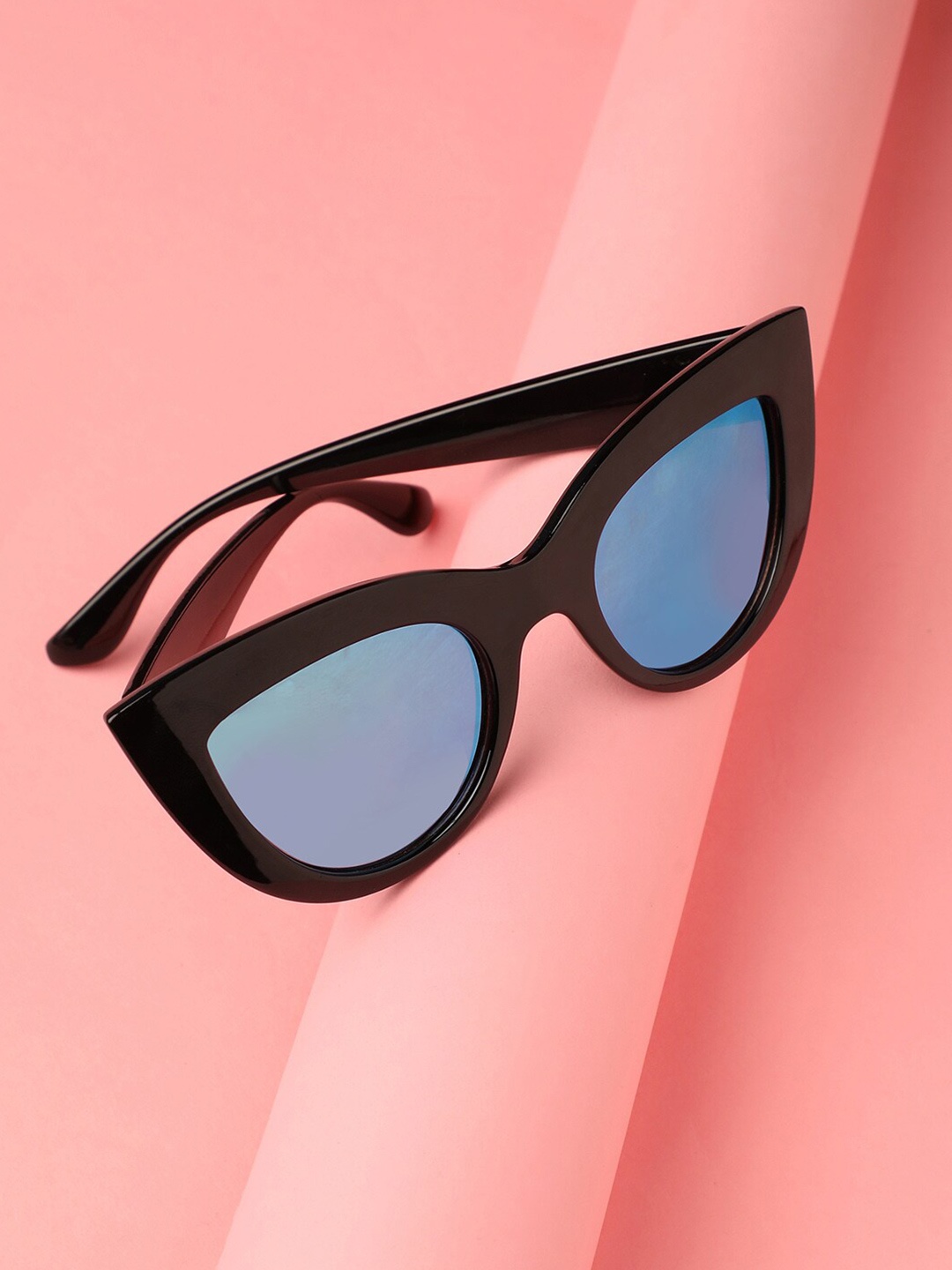 HAUTE SAUCE by Campus Sutra Women Cateye Sunglass With Polarised Lens AW23_HSSG2555, Blue
HAUTE SAUCE by Campus Sutra Women Cateye Sunglass With Polarised Lens AW23_HSSG2555, Blue