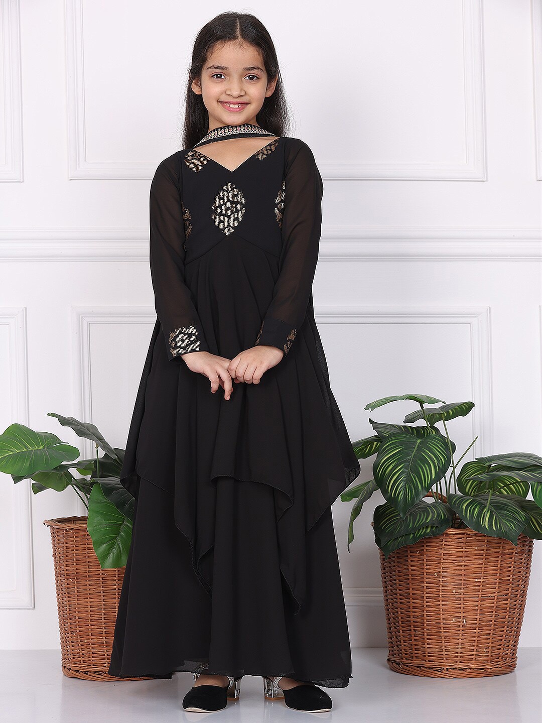 Ethnovog Girls V-neck Ethnic Print Full Sleeves Asymmetric Kurta with Sharara & Dupatta, Black
Ethnovog Girls V-neck Ethnic Print Full Sleeves Asymmetric Kurta with Sharara & Dupatta, Black