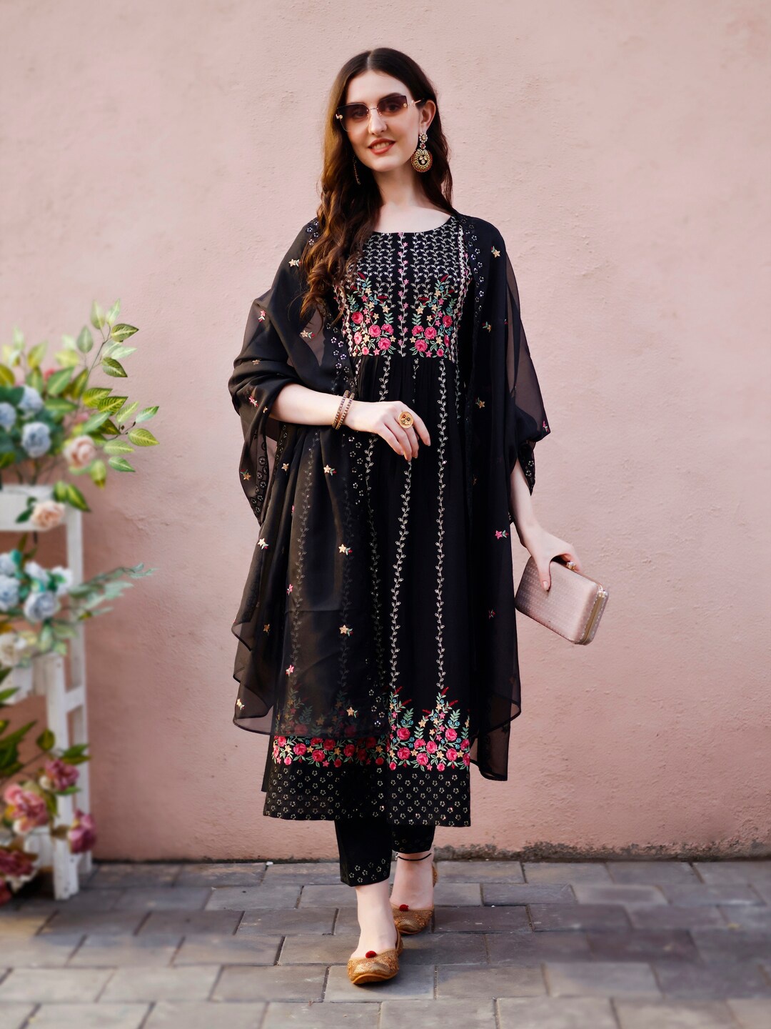 Berrylicious Floral Embroidered Regular Thread Work Kurta with Trousers & With Dupatta, Black
Berrylicious Floral Embroidered Regular Thread Work Kurta with Trousers & With Dupatta, Black