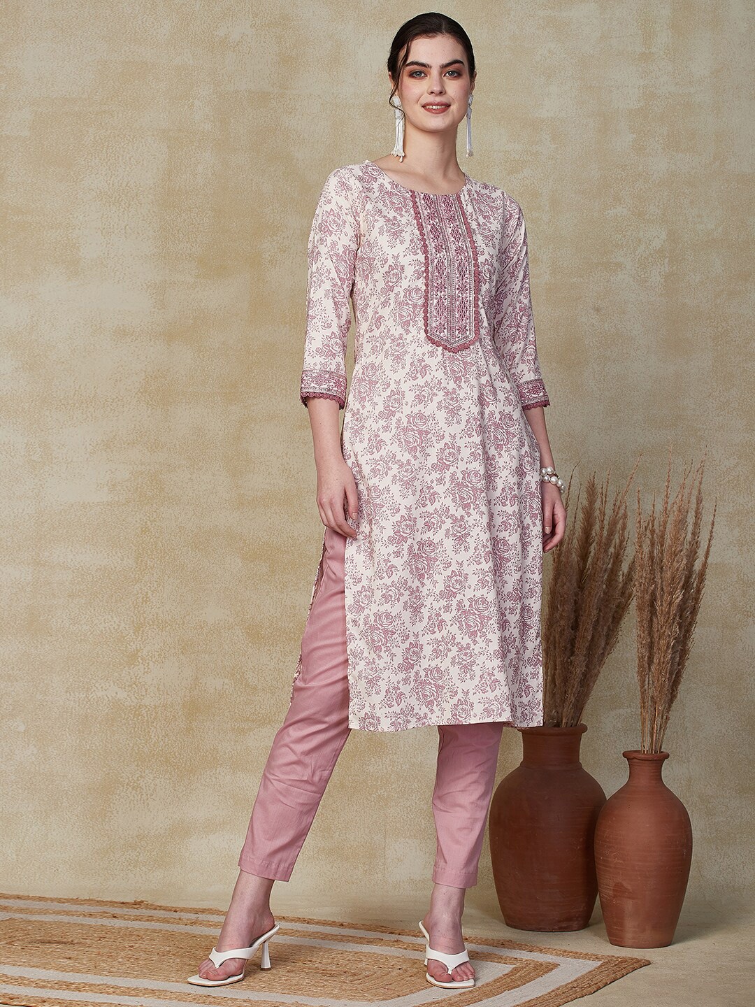 FASHOR Floral Printed Regular Resham & Sequins Embroidered Kurta with Trousers, Off white
FASHOR Floral Printed Regular Resham & Sequins Embroidered Kurta with Trousers, Off white