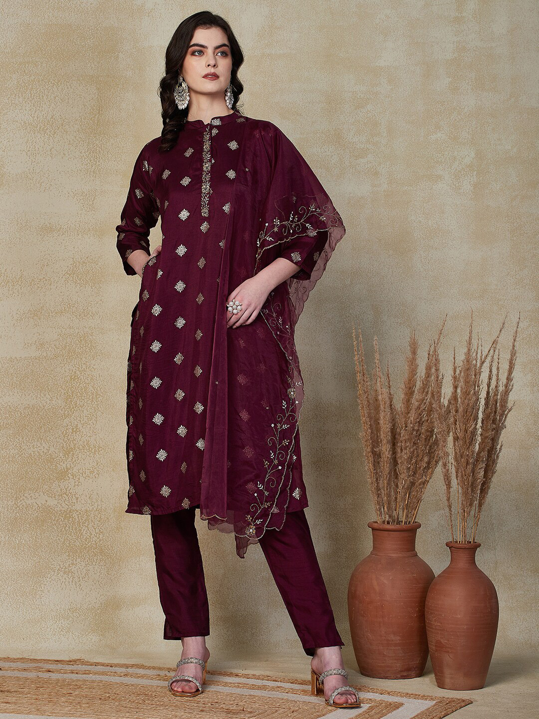 FASHOR Floral Regular Mandarin Collar Three-Quarter Sleeves Zardozi Kurta Set, Burgundy
FASHOR Floral Regular Mandarin Collar Three-Quarter Sleeves Zardozi Kurta Set, Burgundy
