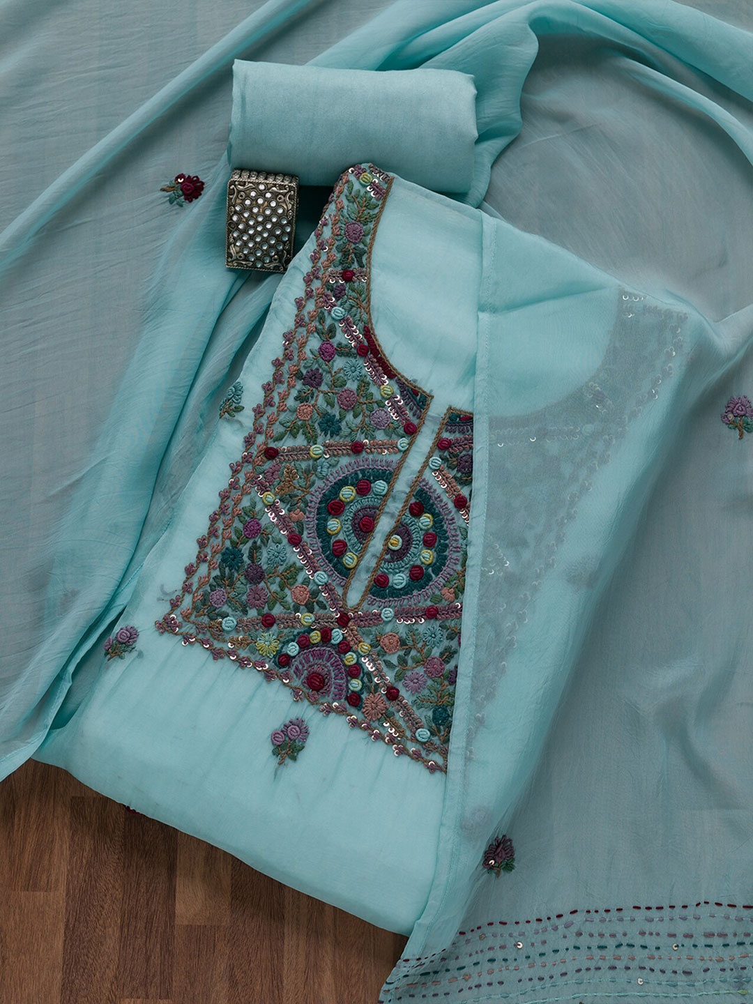 Koskii Ethnic Motifs Embroidered Thread Work Detailed Tissue Unstitched Dress Material, Green
Koskii Ethnic Motifs Embroidered Thread Work Detailed Tissue Unstitched Dress Material, Green