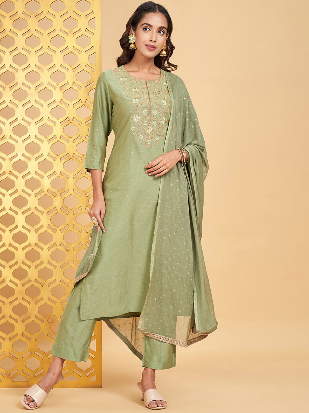 RANGMANCH BY PANTALOONS Zari Embroidered Round Neck Straight Kurta With Trouser & Dupatta, Green
RANGMANCH BY PANTALOONS Zari Embroidered Round Neck Straight Kurta With Trouser & Dupatta, Green