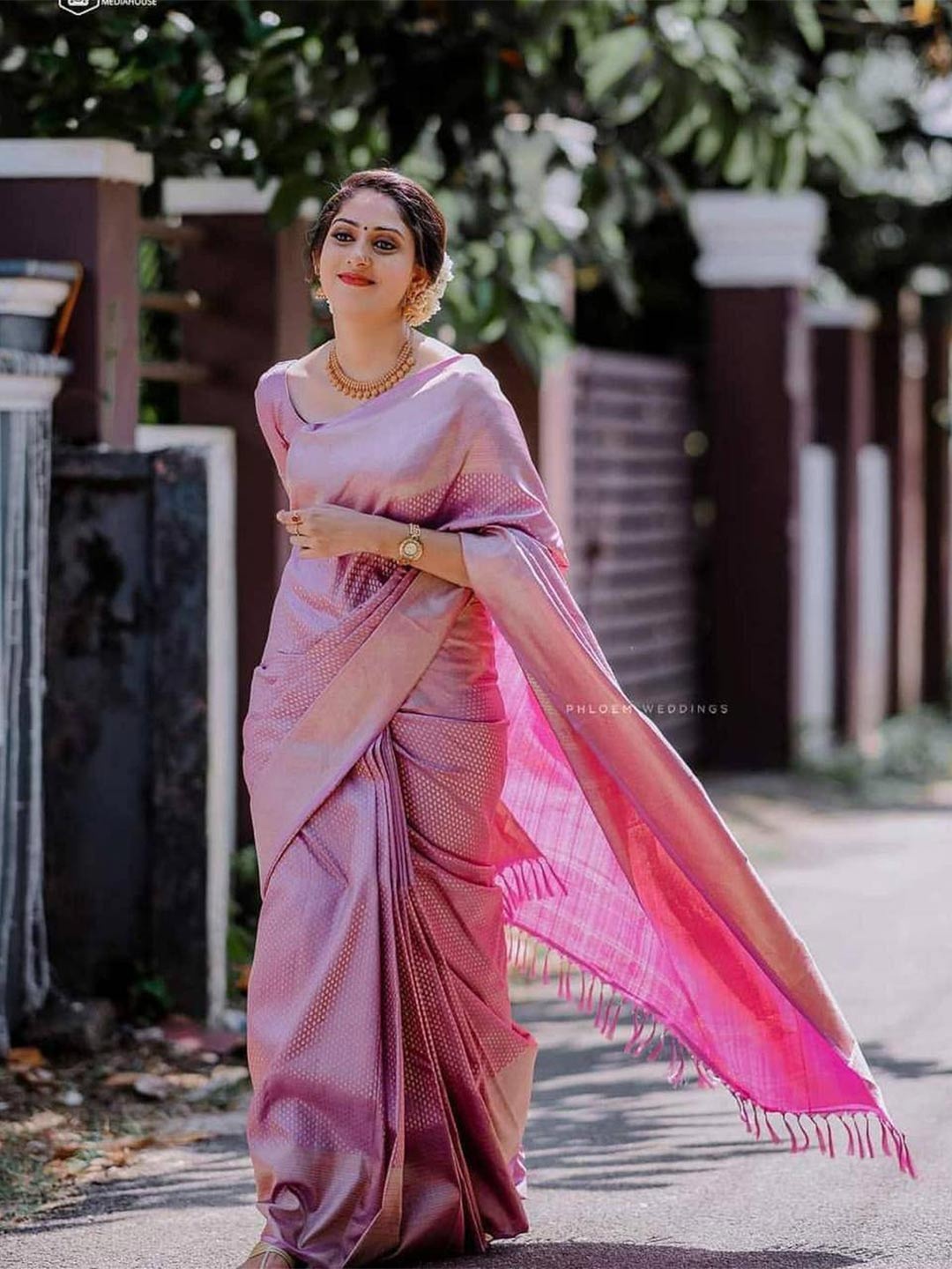 FABIAN FASHION Ethnic Motifs Woven Design Zari Silk Cotton Kanjeevaram Saree, Pink
FABIAN FASHION Ethnic Motifs Woven Design Zari Silk Cotton Kanjeevaram Saree, Pink