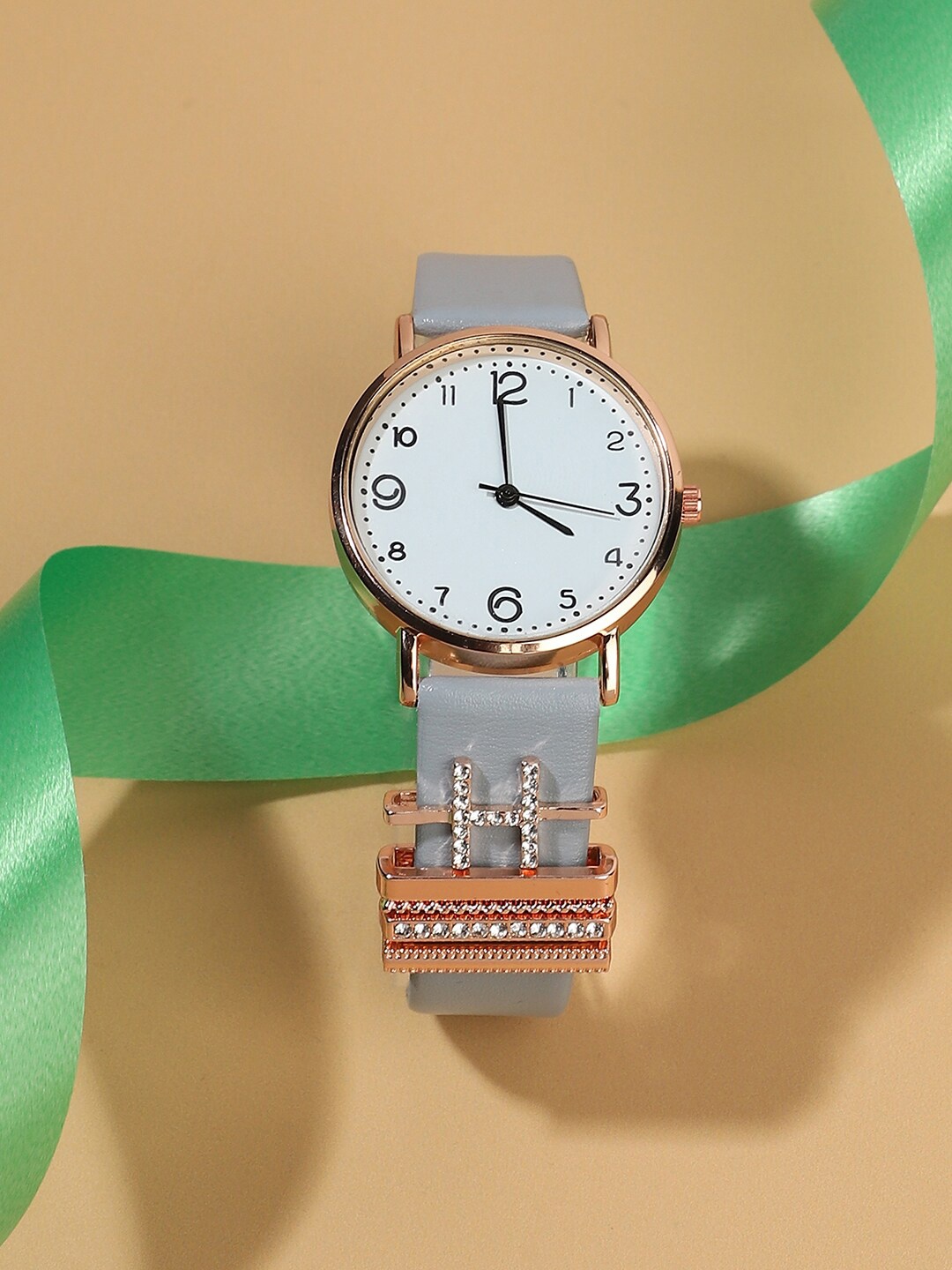 HAUTE SAUCE by Campus Sutra Round Analogue Watch With H Initial Charm AW23_HSCW5139, Grey
HAUTE SAUCE by Campus Sutra Round Analogue Watch With H Initial Charm AW23_HSCW5139, Grey