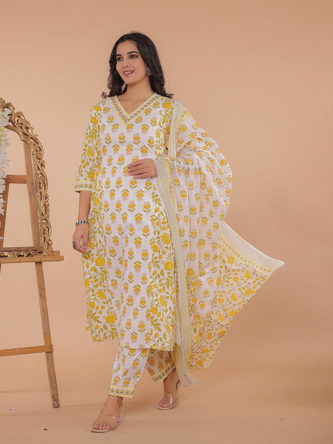 R RANAK CREATION Floral Printed Regular Pure Cotton Kurta with Trousers & With Dupatta, Yellow
R RANAK CREATION Floral Printed Regular Pure Cotton Kurta with Trousers & With Dupatta, Yellow