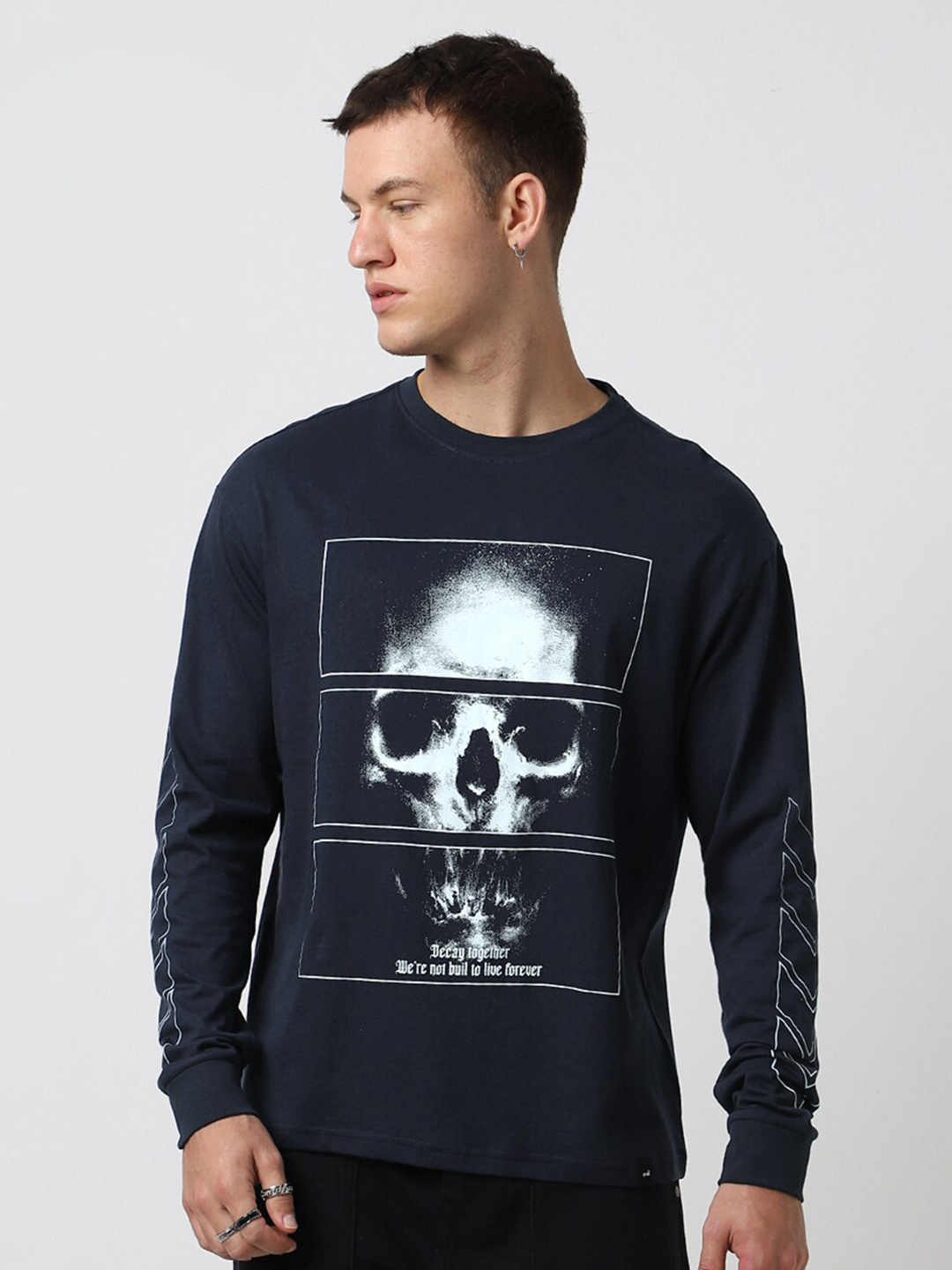 Bewakoof Life Decay Printed Drop-Shoulder Sleeves Oversized Pure Cotton T-shirt, Navy blue
Bewakoof Life Decay Printed Drop-Shoulder Sleeves Oversized Pure Cotton T-shirt, Navy blue