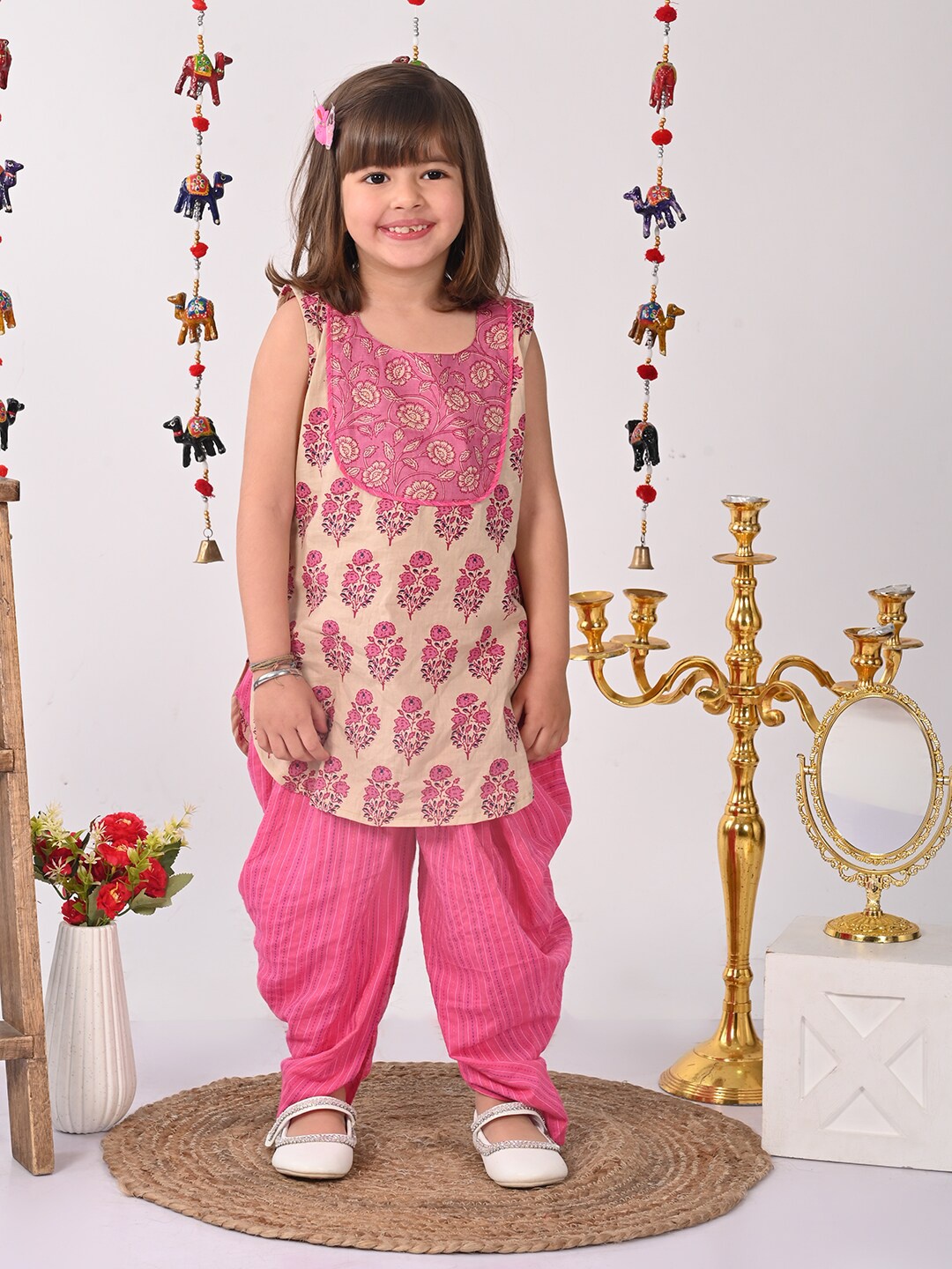 Here&Now X Kinder Kids Girls Pink Floral Printed Sleeveless Pure Cotton Kurta with Dhoti Pants
Here&Now X Kinder Kids Girls Pink Floral Printed Sleeveless Pure Cotton Kurta with Dhoti Pants