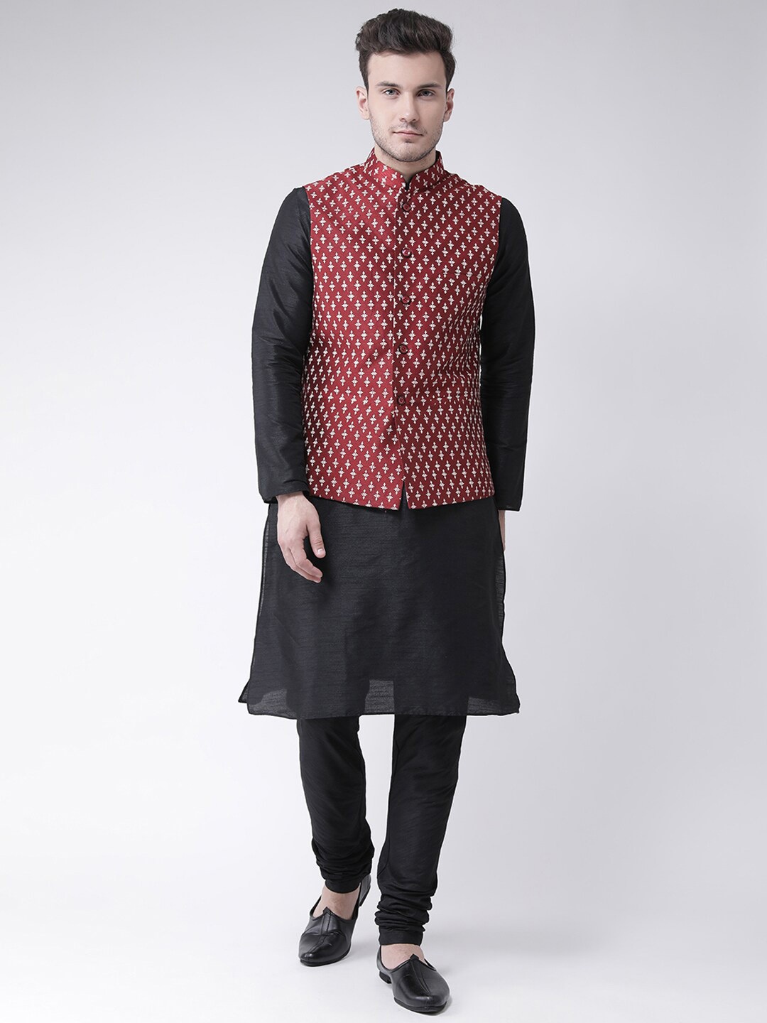 DEYANN Ethnic Motifs Mandarin Collar Straight Kurta with Pyjamas & Nehru Jacket, Black
DEYANN Ethnic Motifs Mandarin Collar Straight Kurta with Pyjamas & Nehru Jacket, Black