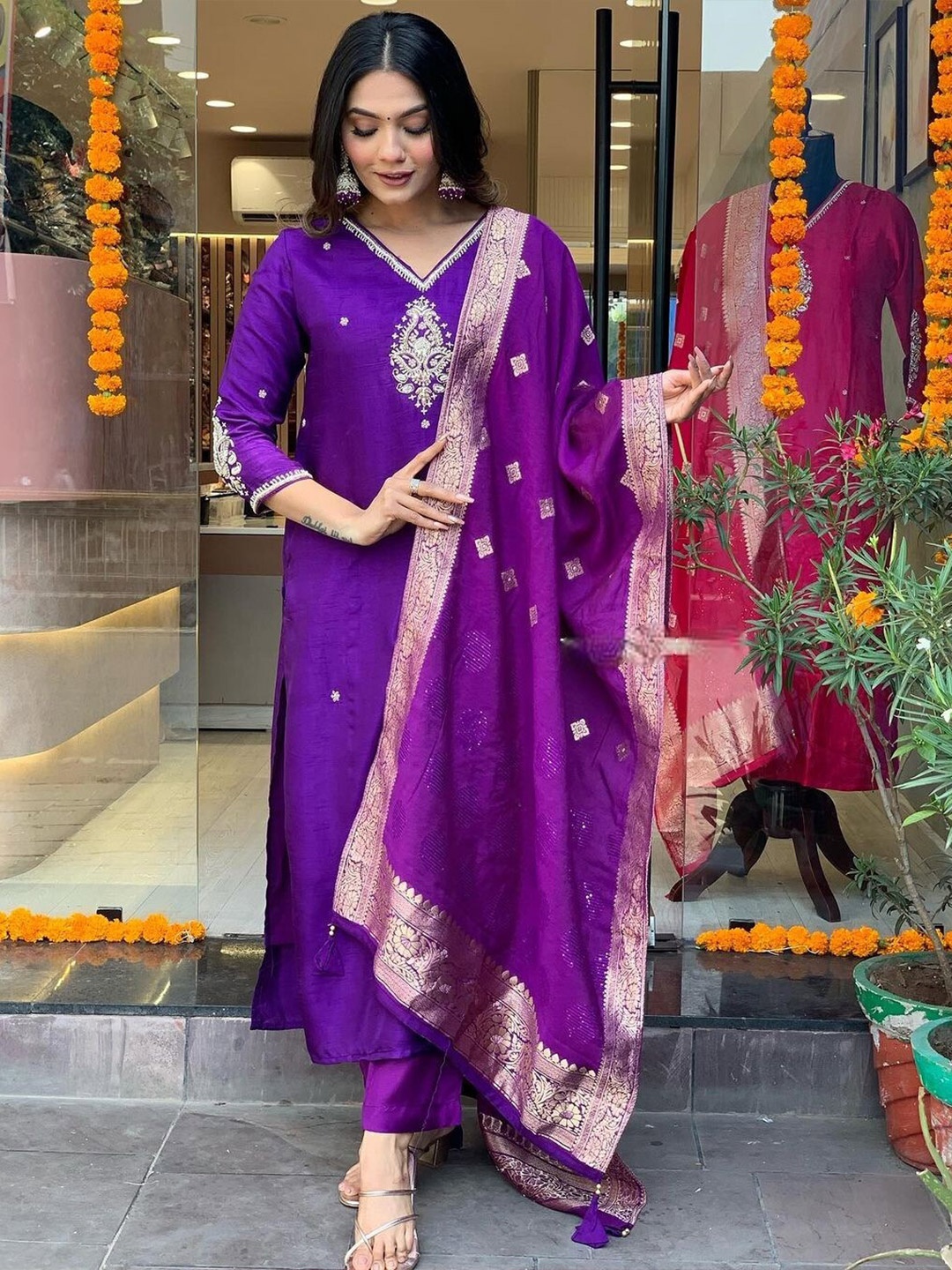 J.KANJI Ethnic Motifs Embroidered Beads & Stoned Kurta With Trouser & Dupatta, Purple
J.KANJI Ethnic Motifs Embroidered Beads & Stoned Kurta With Trouser & Dupatta, Purple